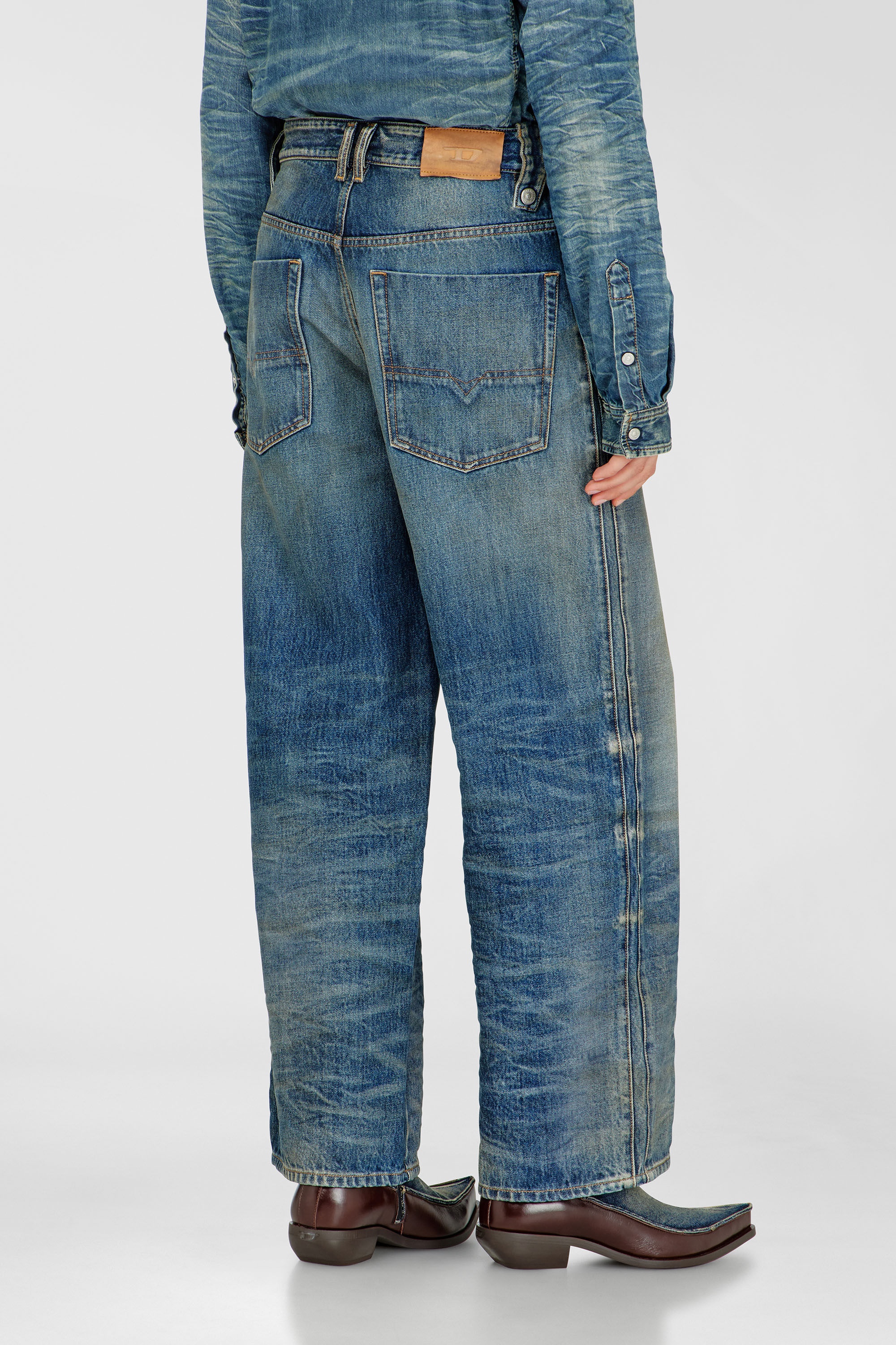 Diesel - Unisex Relaxed Jeans 1982 D-Hakou 007GC, Mittelblau - 5
