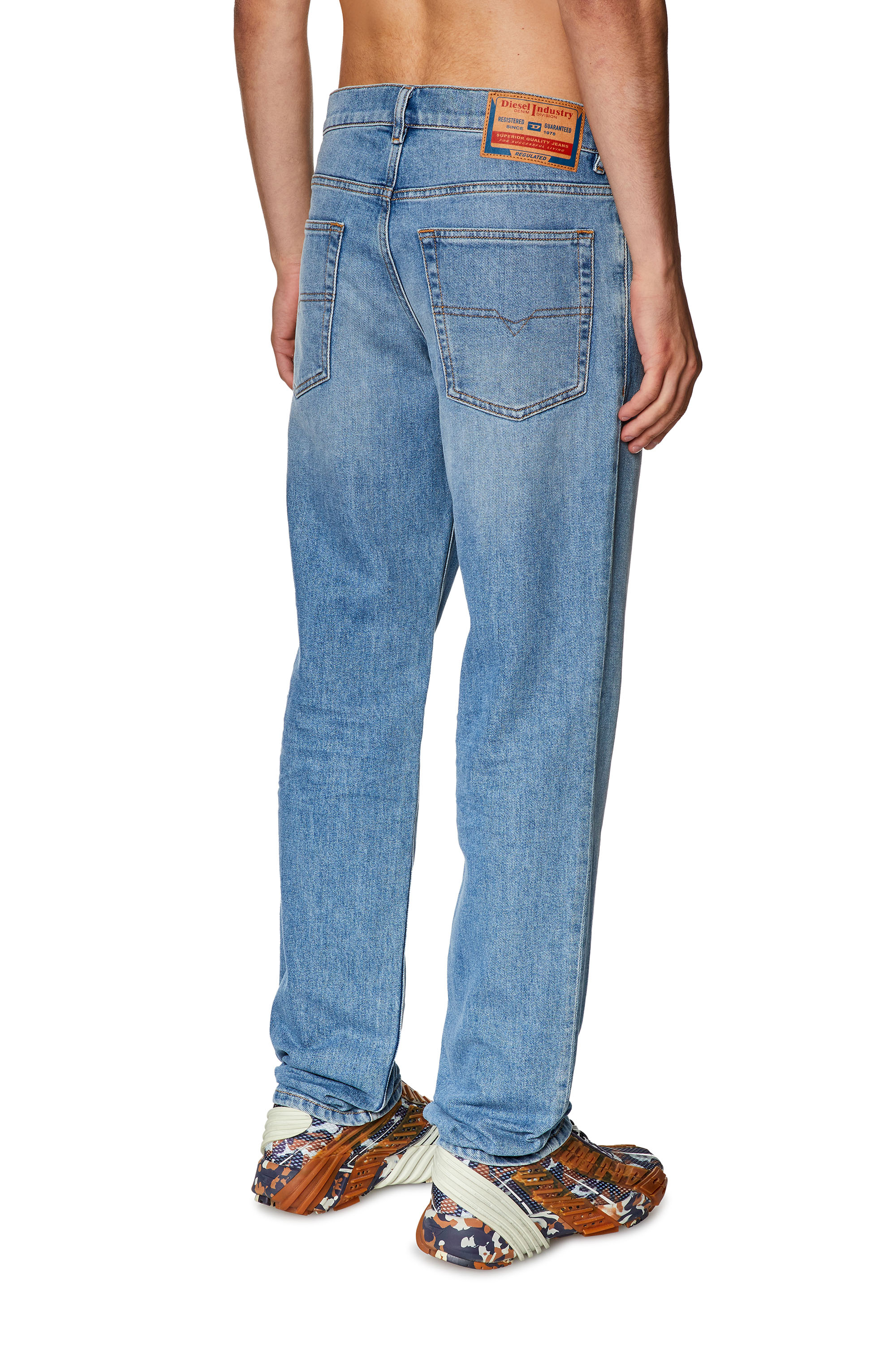 Diesel - Tapered Jeans 2023 D-Finitive 09F81, Mittelblau - Image 2