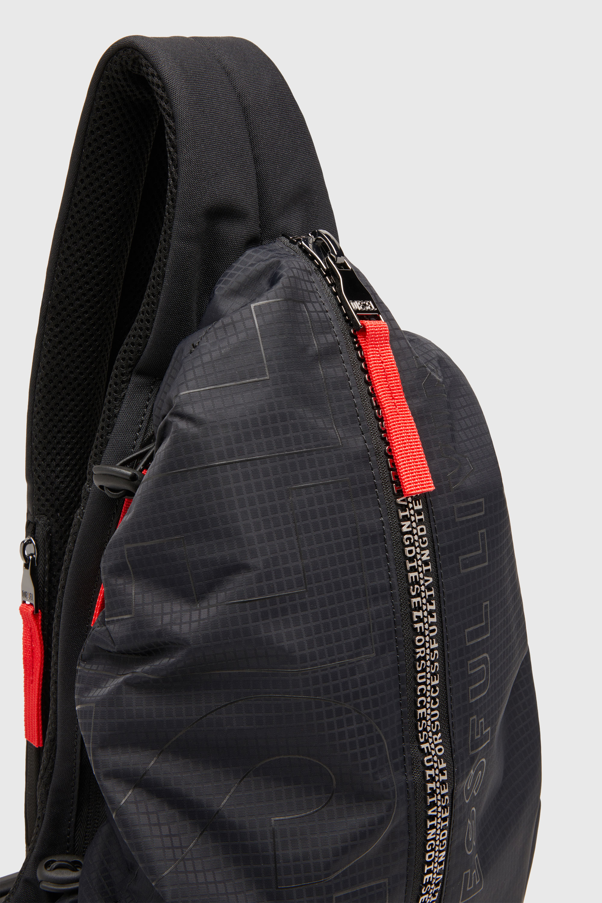 Diesel - ZIP-D SLING BAG X, Herren Zip-D-Sling-Rucksack aus kariertem Jacquard-Shell in Schwarz - 5