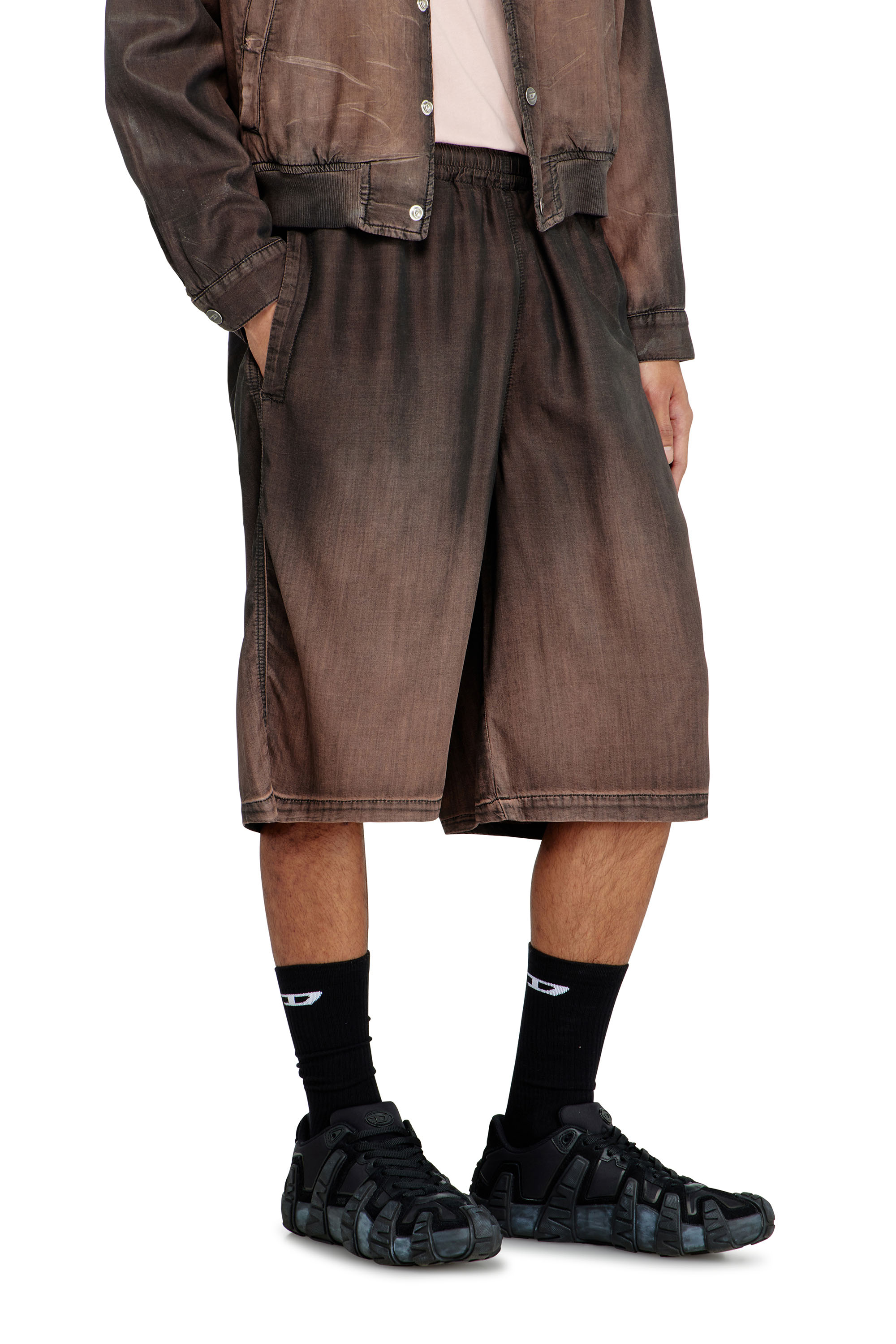 Diesel - D-RODER-SHORT-S, Unisex Lockere Bermudashorts aus flie&szlig;endem, beschichtetem Denim in Dunkelbraun - 4