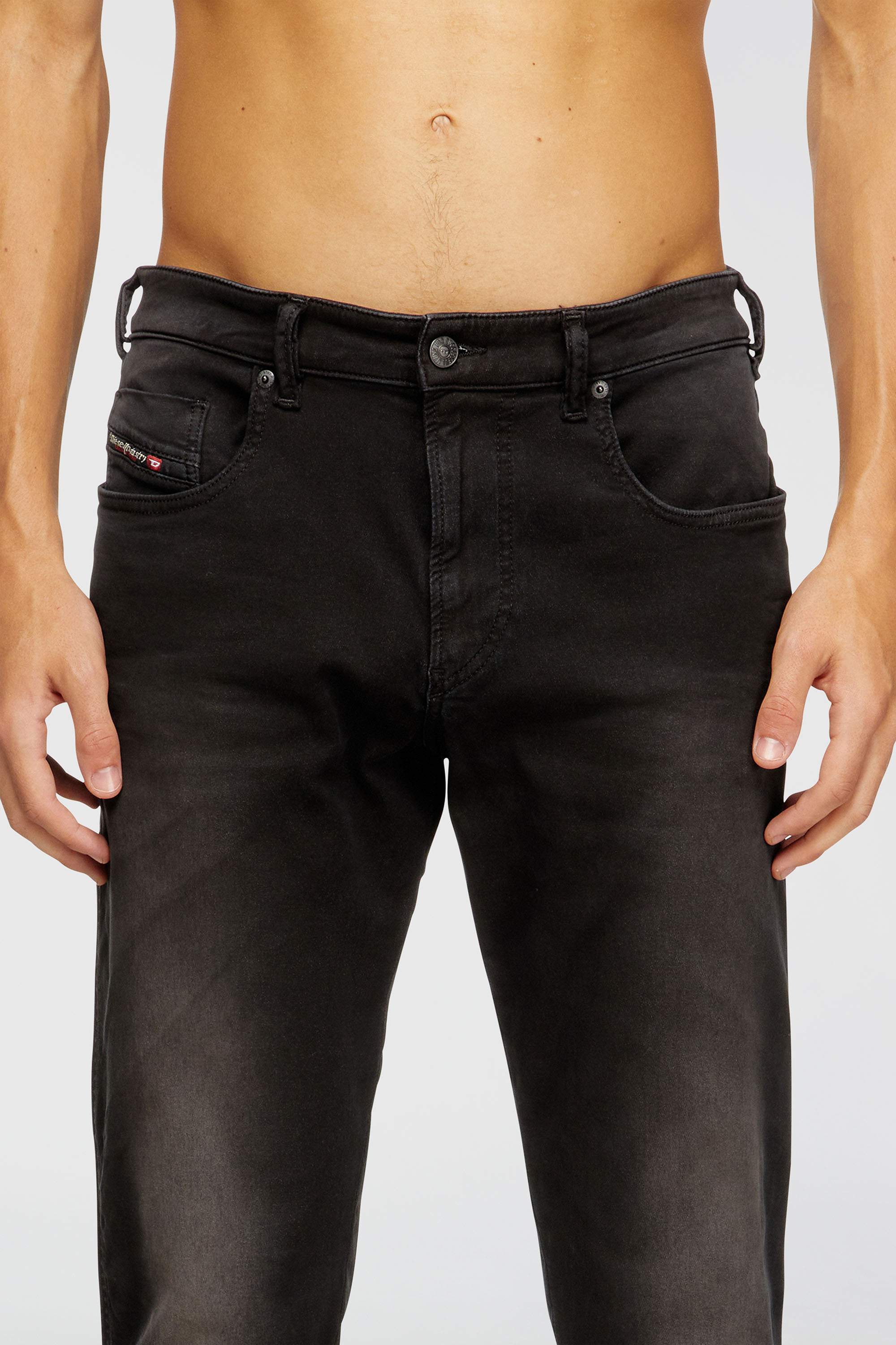 Diesel - Herren Slim 2062 D-Strukt Joggjeans&reg; 0670M, Schwarz/Dunkelgrau - 5