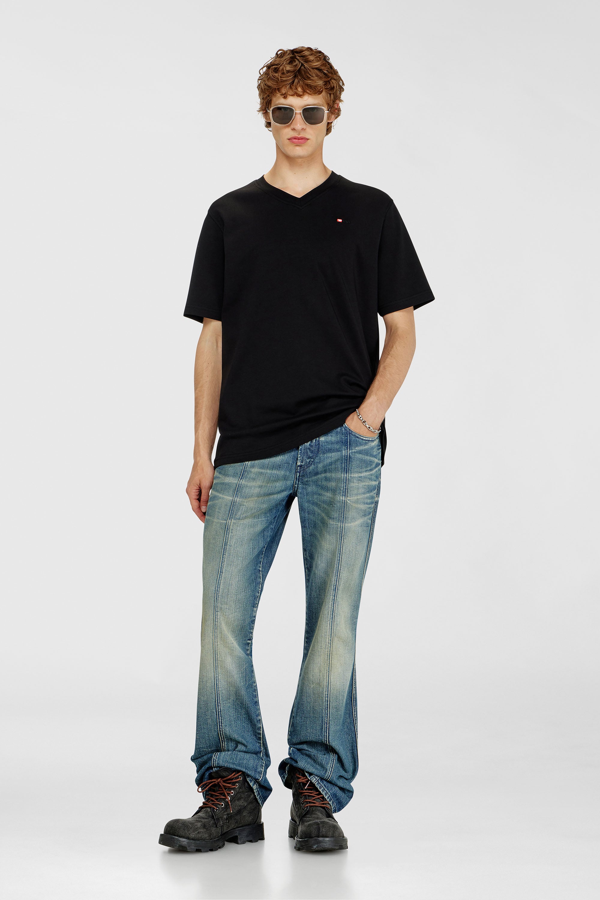 Diesel - T-ADJUST-V-MICRODIV, Herren T-Shirt mit V-Ausschnitt und Mikro-Logo-Stickerei in Schwarz/Rot - 2