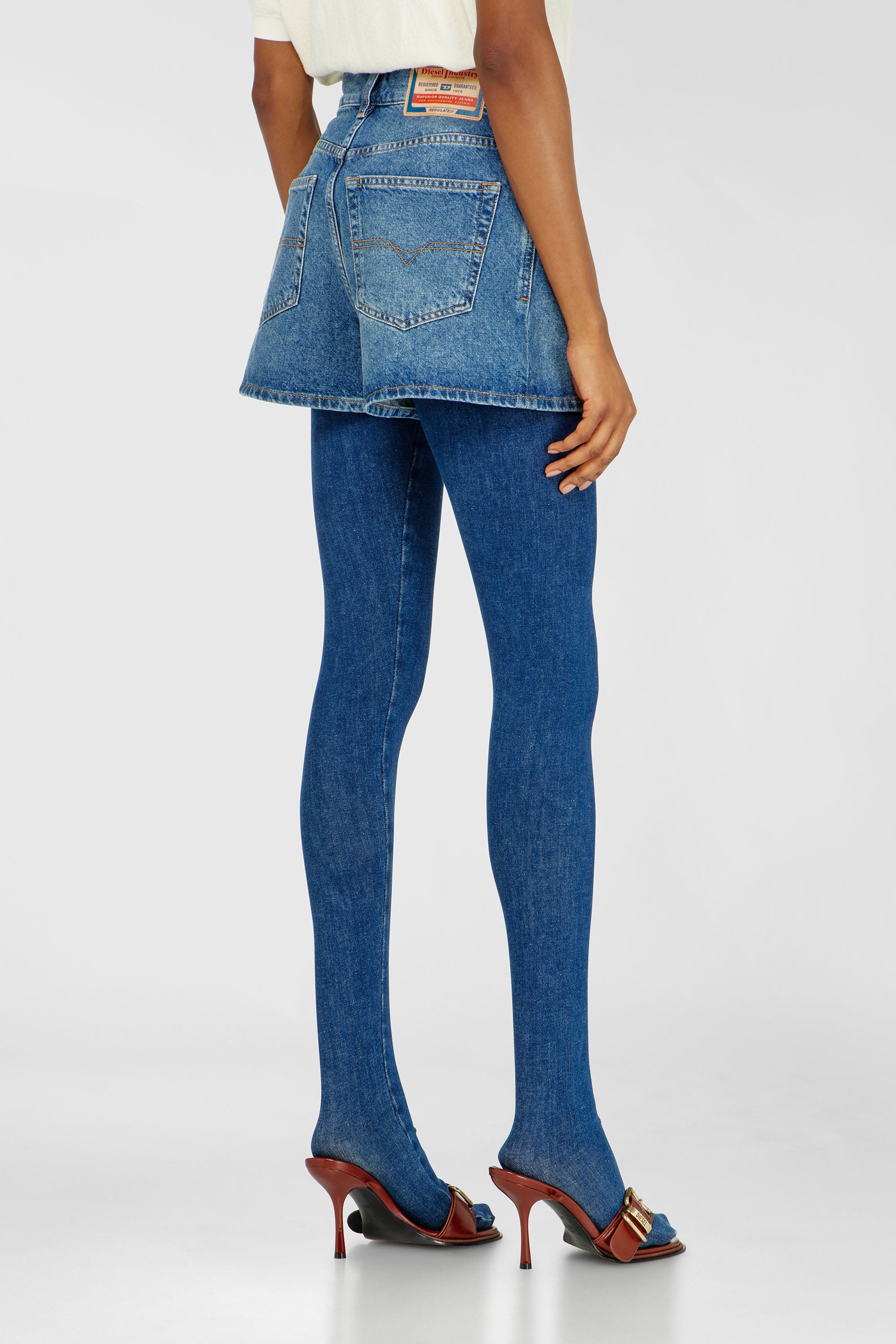 Diesel - DE-HELIOS, Damen Jeansshorts aus getragenem Denim in Mittelblau - 4