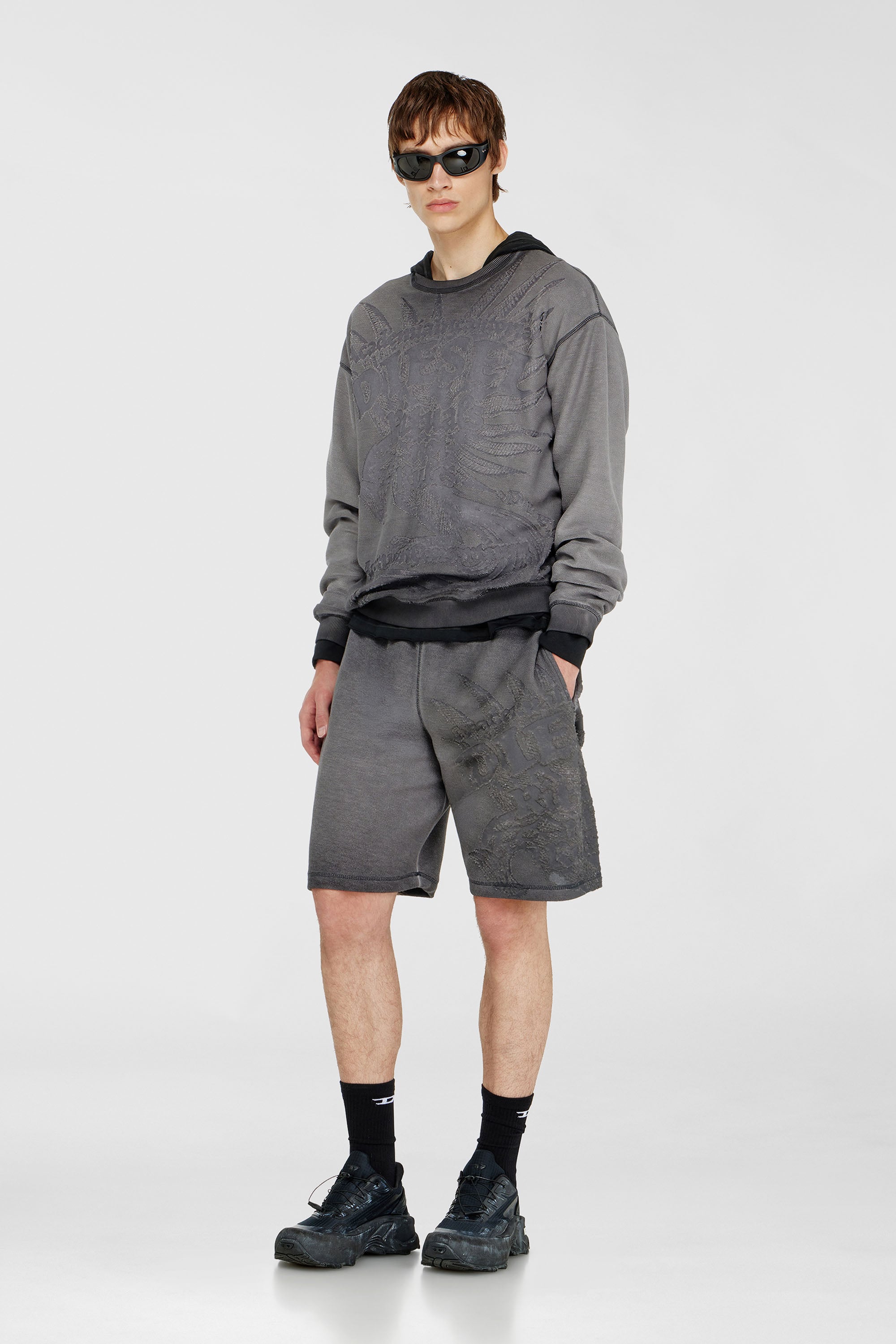 Diesel - P-RAWCROW, Herren Sweatshorts mit D&eacute;vor&eacute;-Motiven in Dunkelgrau - 1
