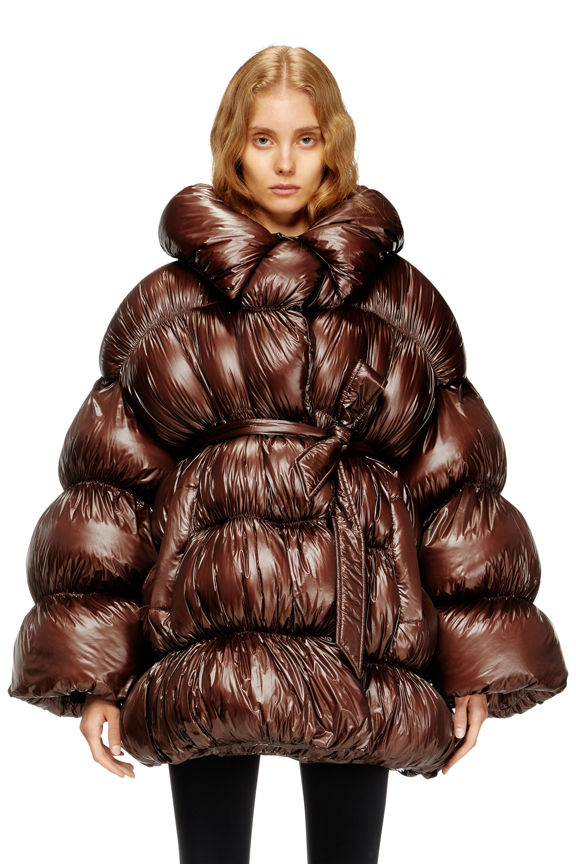 Diesel - W-INONA, Damen Kurzer gesteppter Daunenmantel mit Gürtel in Braun - 3