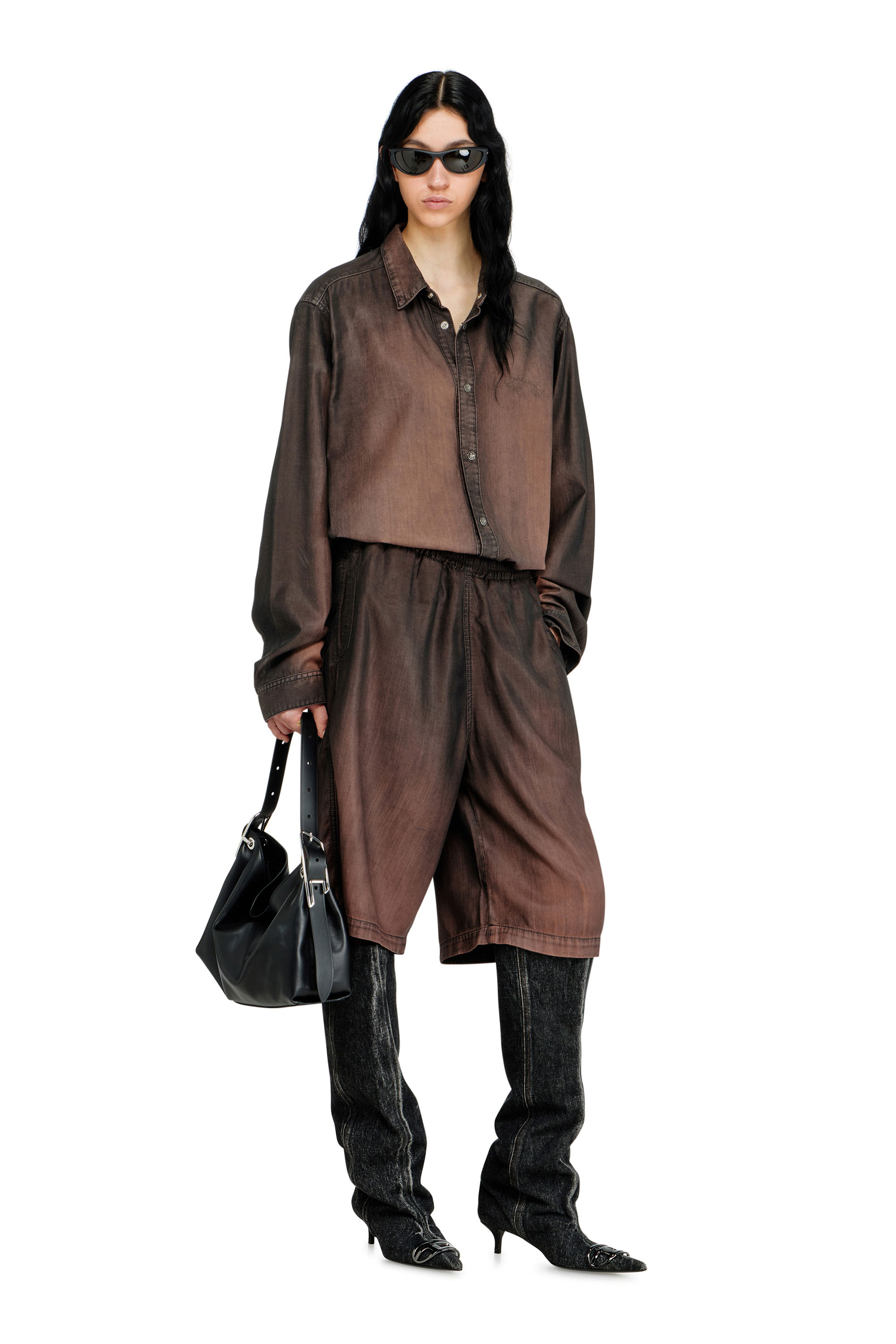 Diesel - D-RODER-SHORT-S, Unisex Lockere Bermudashorts aus flie&szlig;endem, beschichtetem Denim in Braun - 1