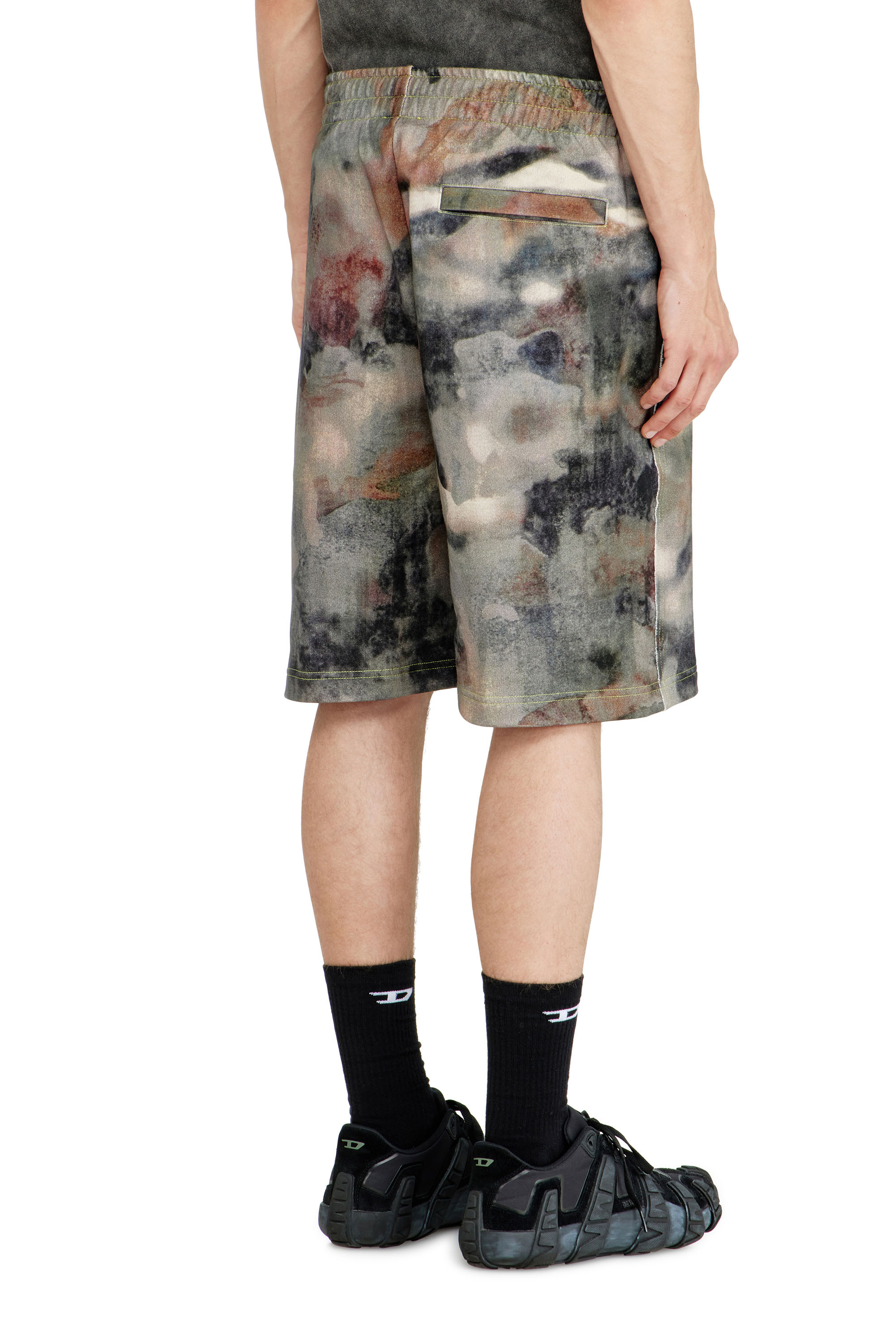 Diesel - P-CRONE-V1, Herren Sweatshorts mit digitalem Camouflage-Print in Braun/Gr&uuml;n - 3