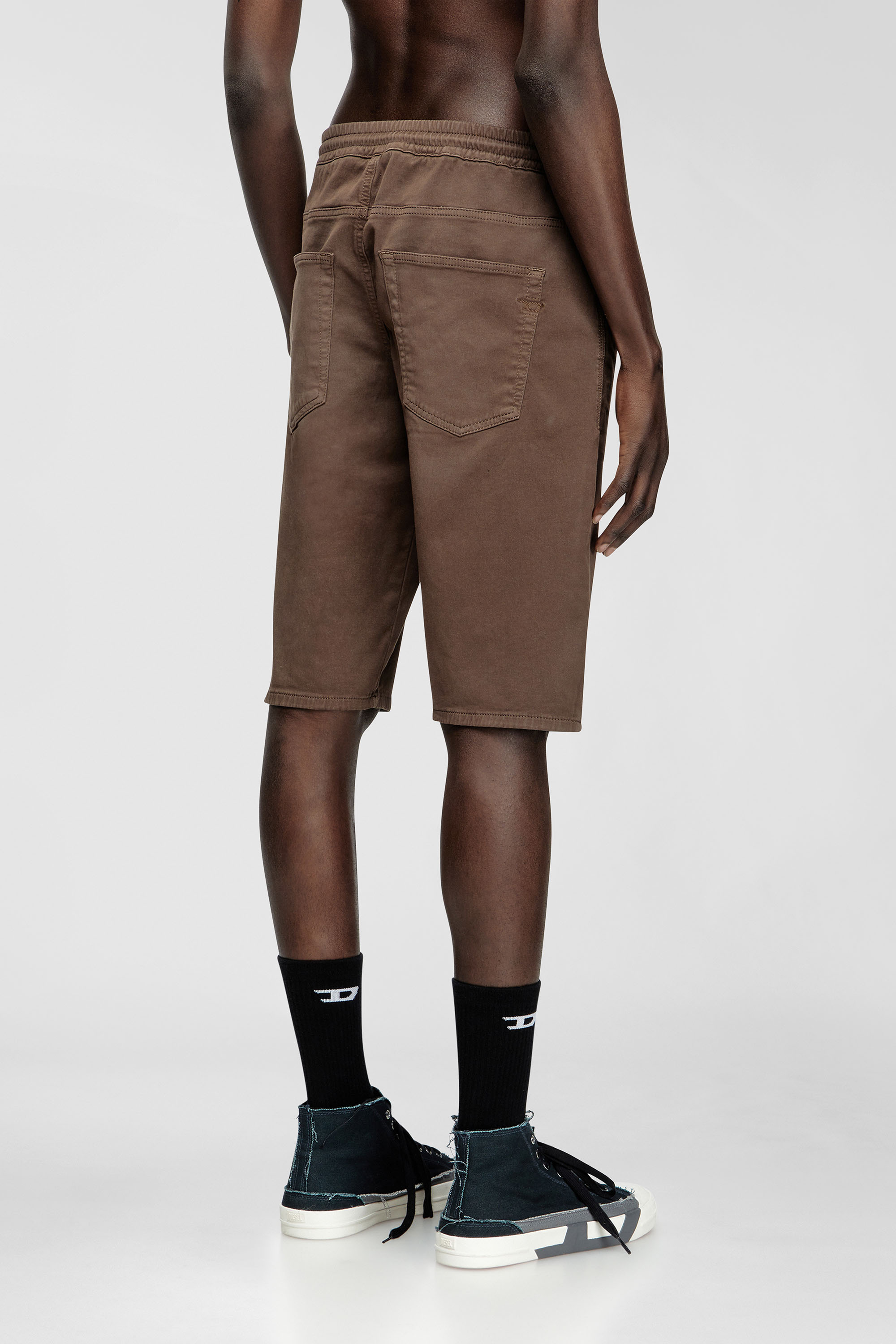 Diesel - 2033 D-KROOLEY-SHORT JOGG, Herren Chinoshorts aus JoggJeans in Braun - 4