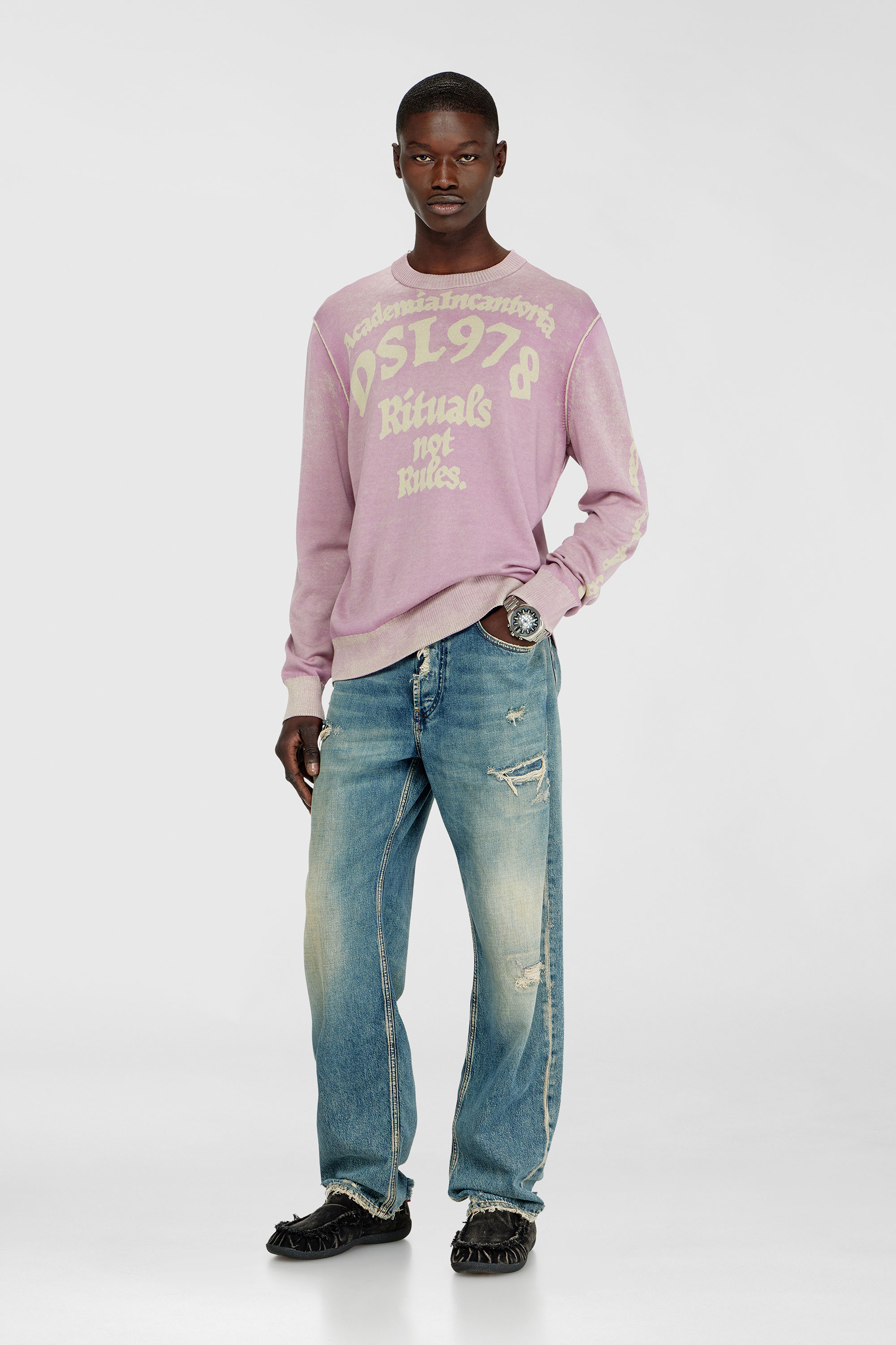 Diesel - K-LAUTI, Herren Pullover aus behandelter Baumwolle mit Slogan in Lila - 1