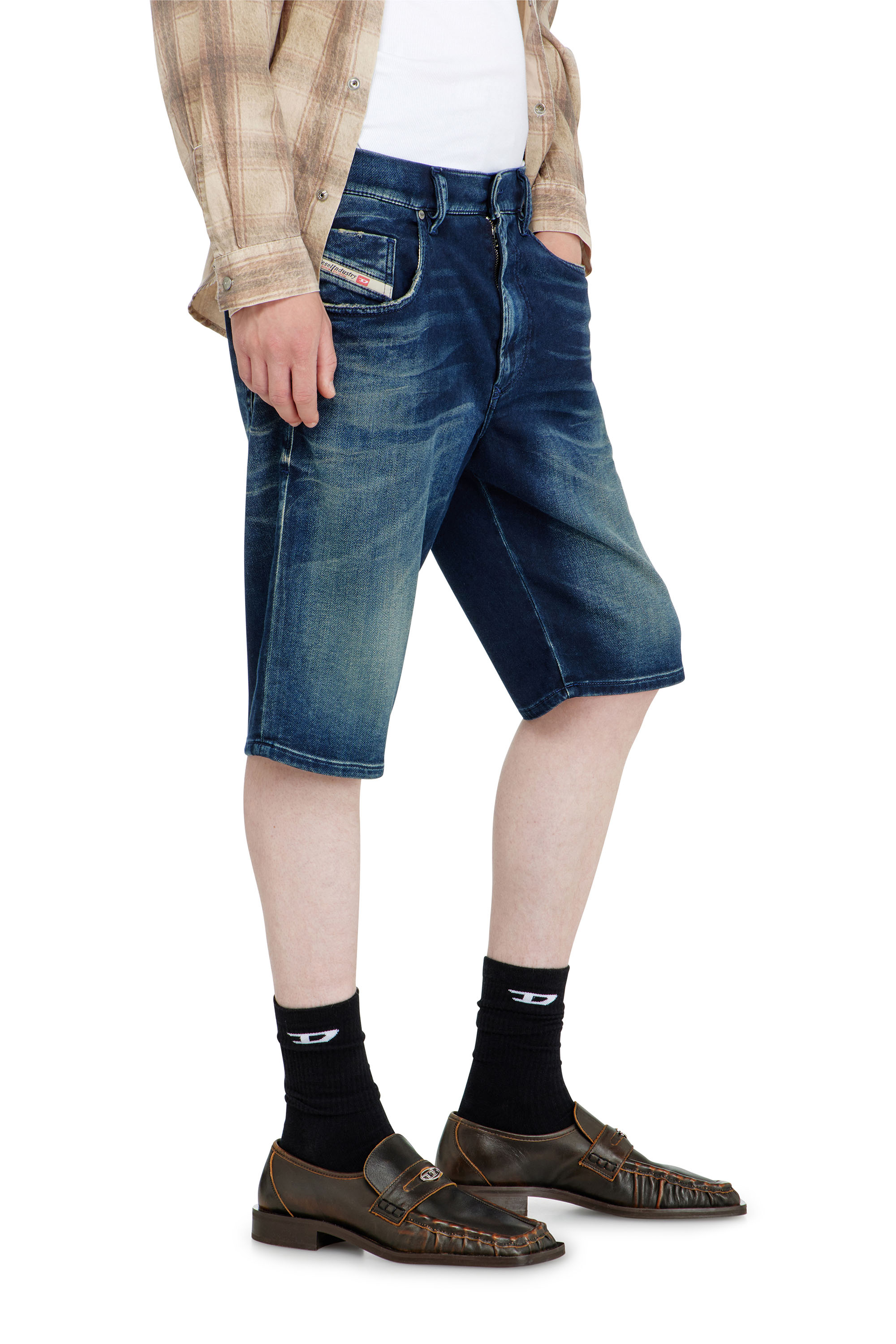 Diesel - 2033 D-KROOLEY-SHORT-BW JOGG, Herren Chino shorts aus shaded JoggJeans in Dunkelblau - 4