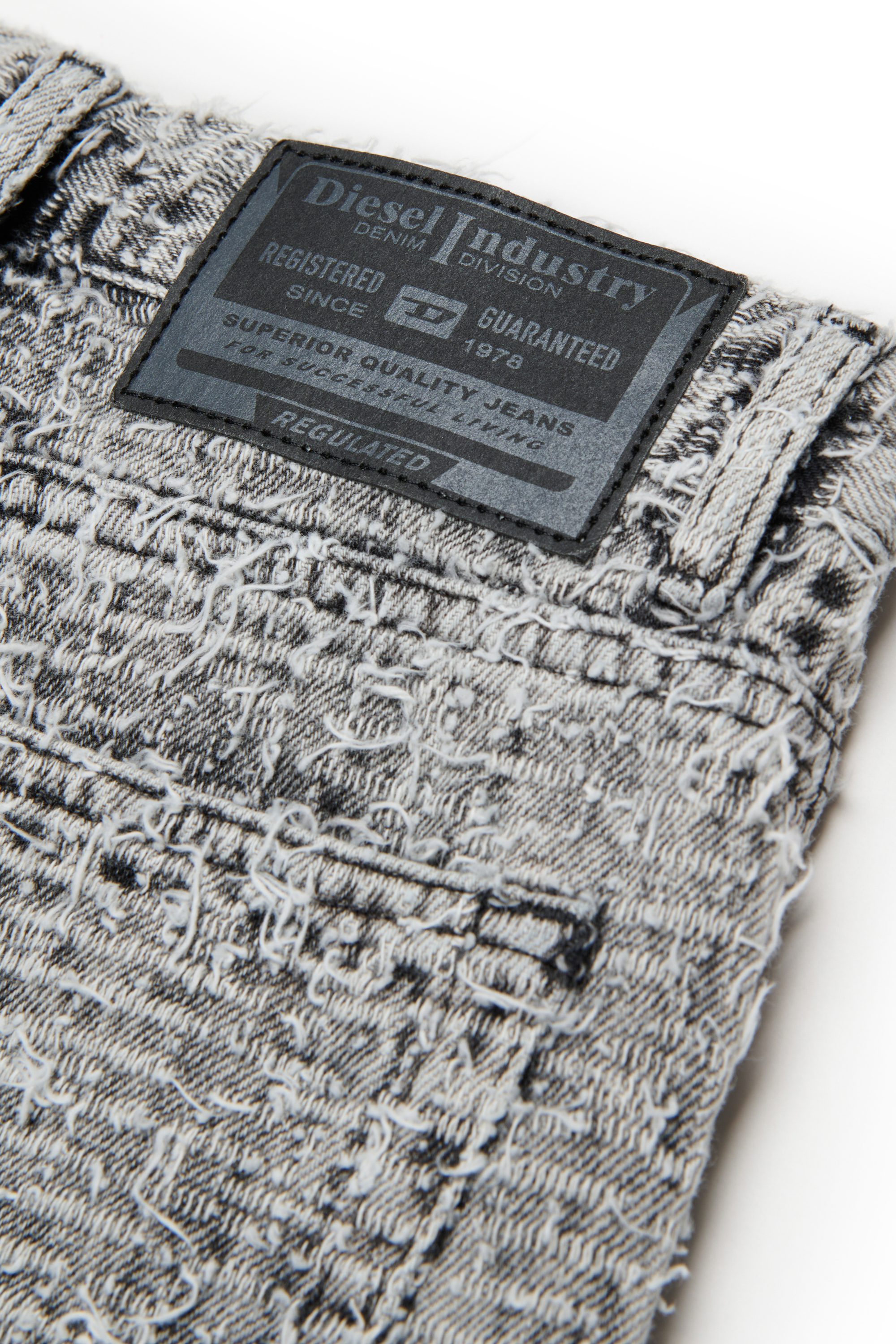 Diesel - D-ARGJX-SHORT-J, Damen Denimshorts mit strukturierter Oberfl&auml;che in Grau - 4