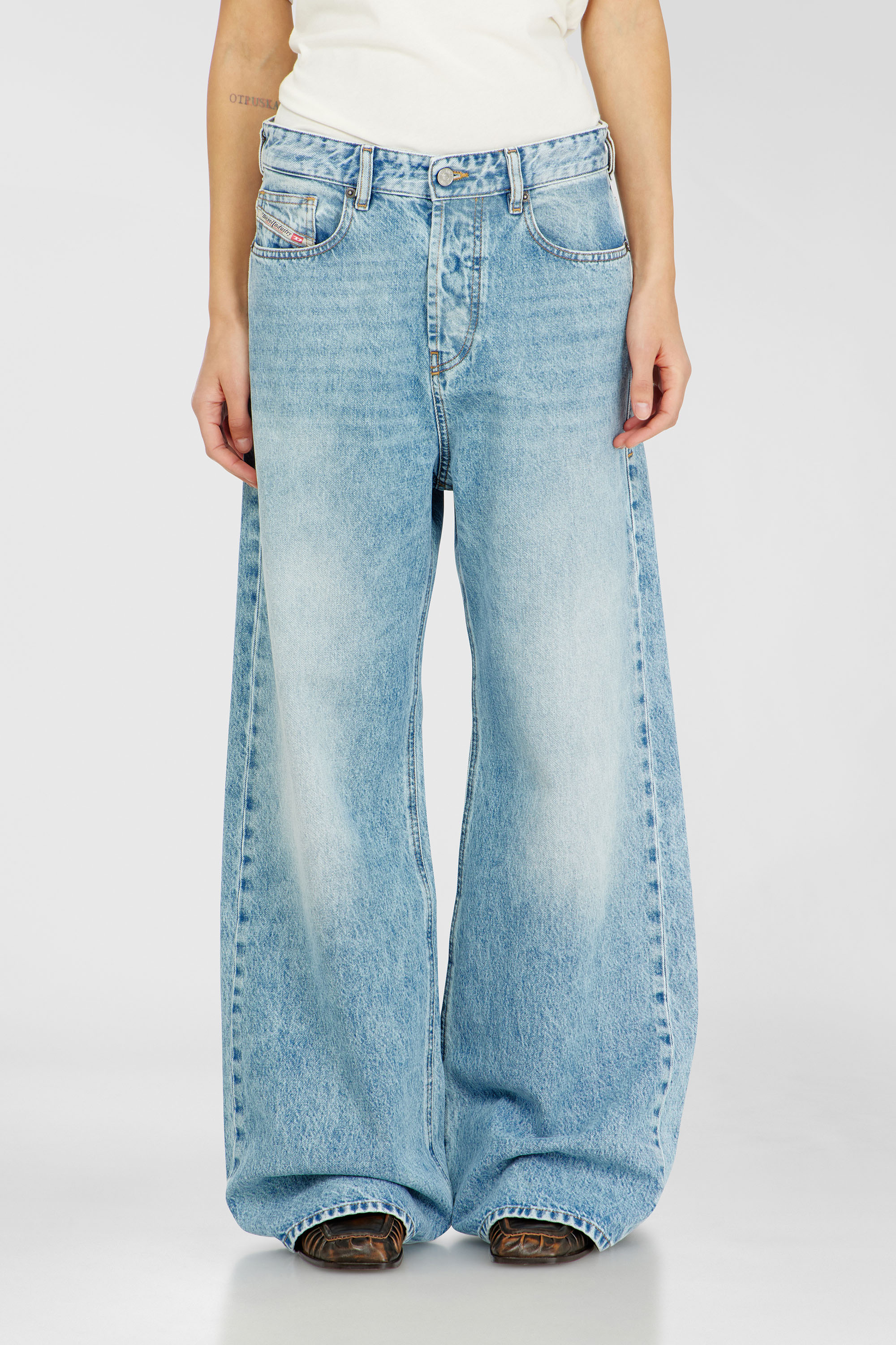 Diesel - Unisex Relaxed Jeans 1996 D-Sire 09I29, Hellblau - 2
