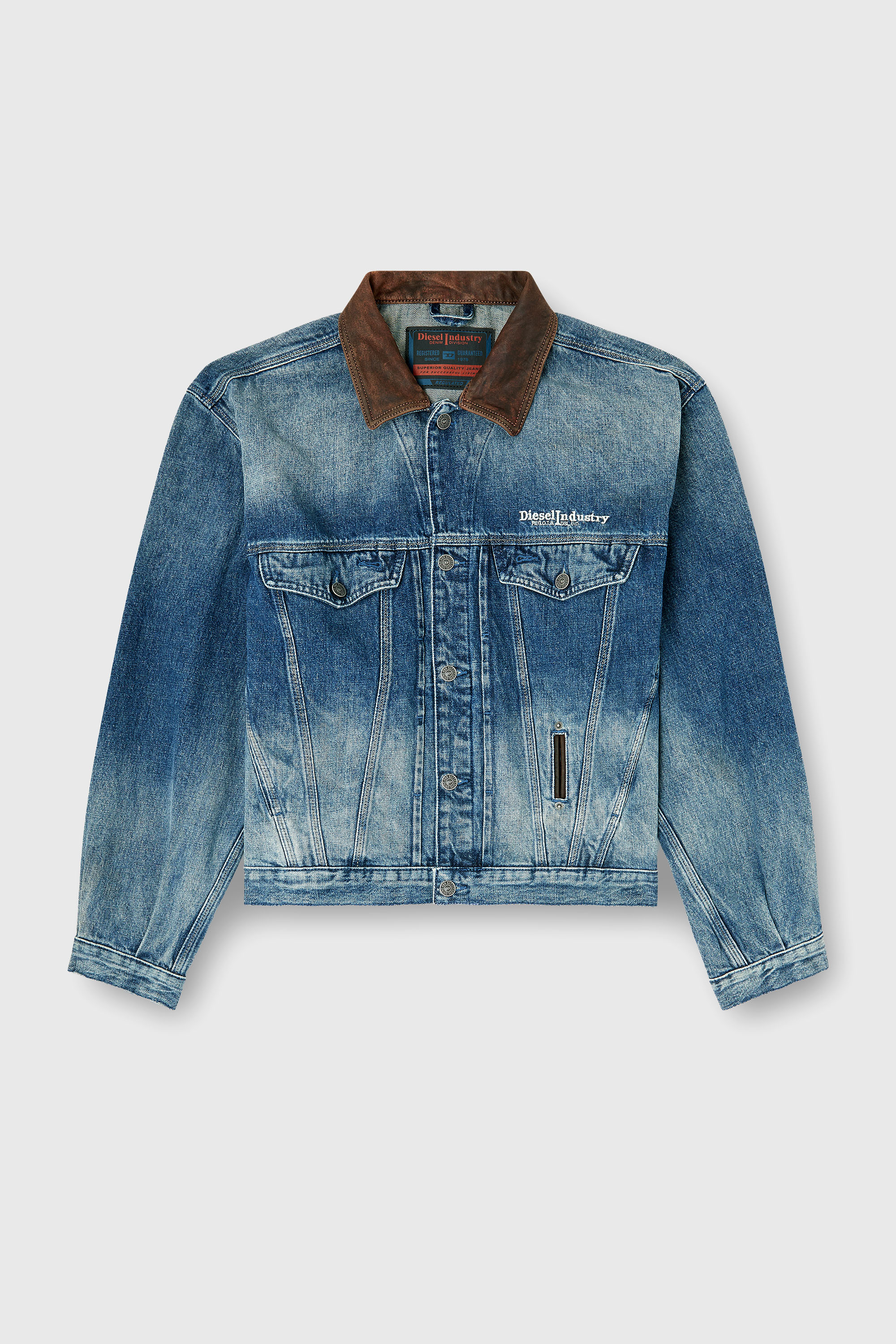 Diesel - D-DENVER-S1, Unisex Jeans-Truckerjacke mit kontrastierenden Lederbes&auml;tzen in Blau - 2