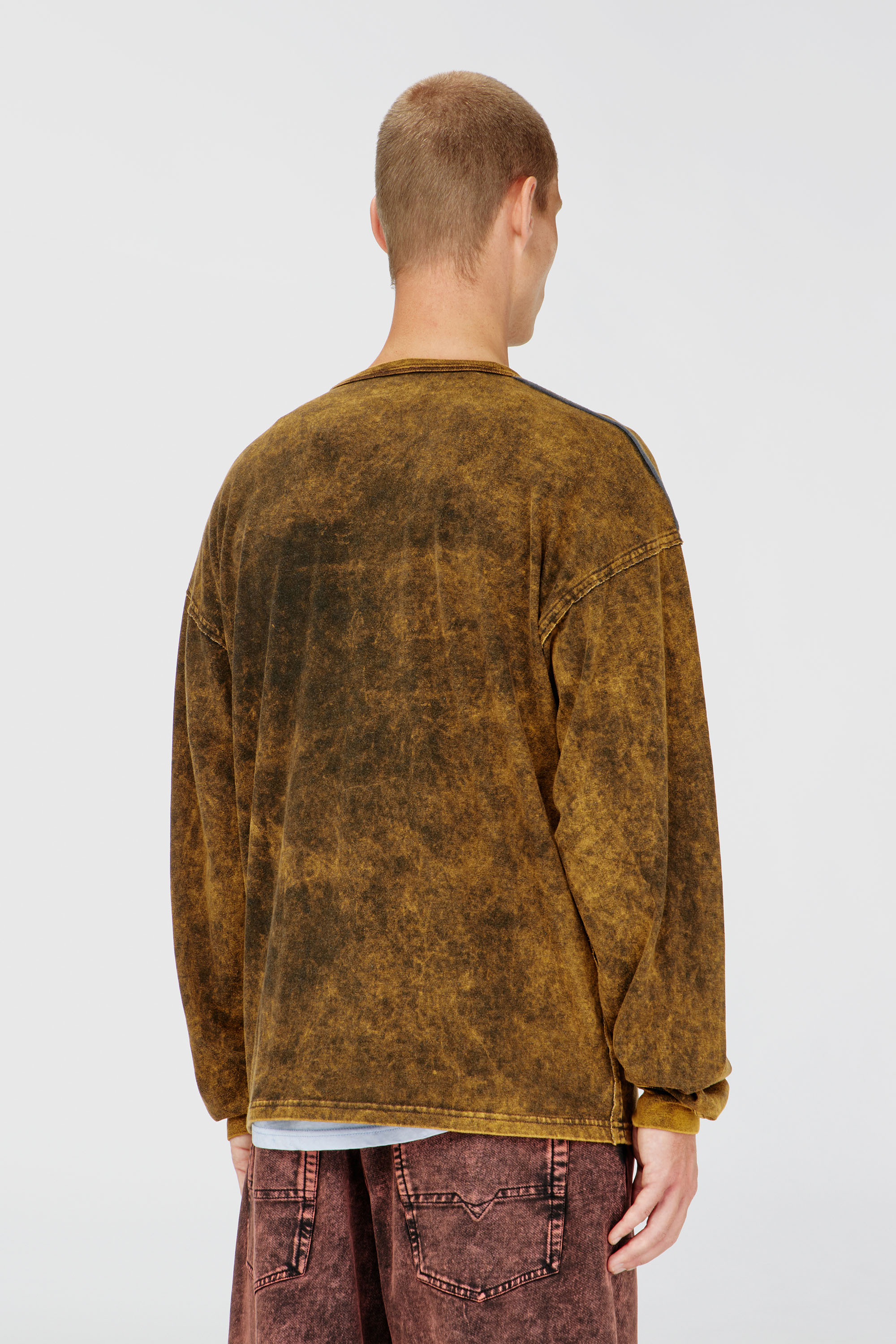 Diesel - T-BOXT-LS-RAW, Herren Acid-wash lang&auml;rmliges T-Shirt mit ausgefransten Details in Braun - 4