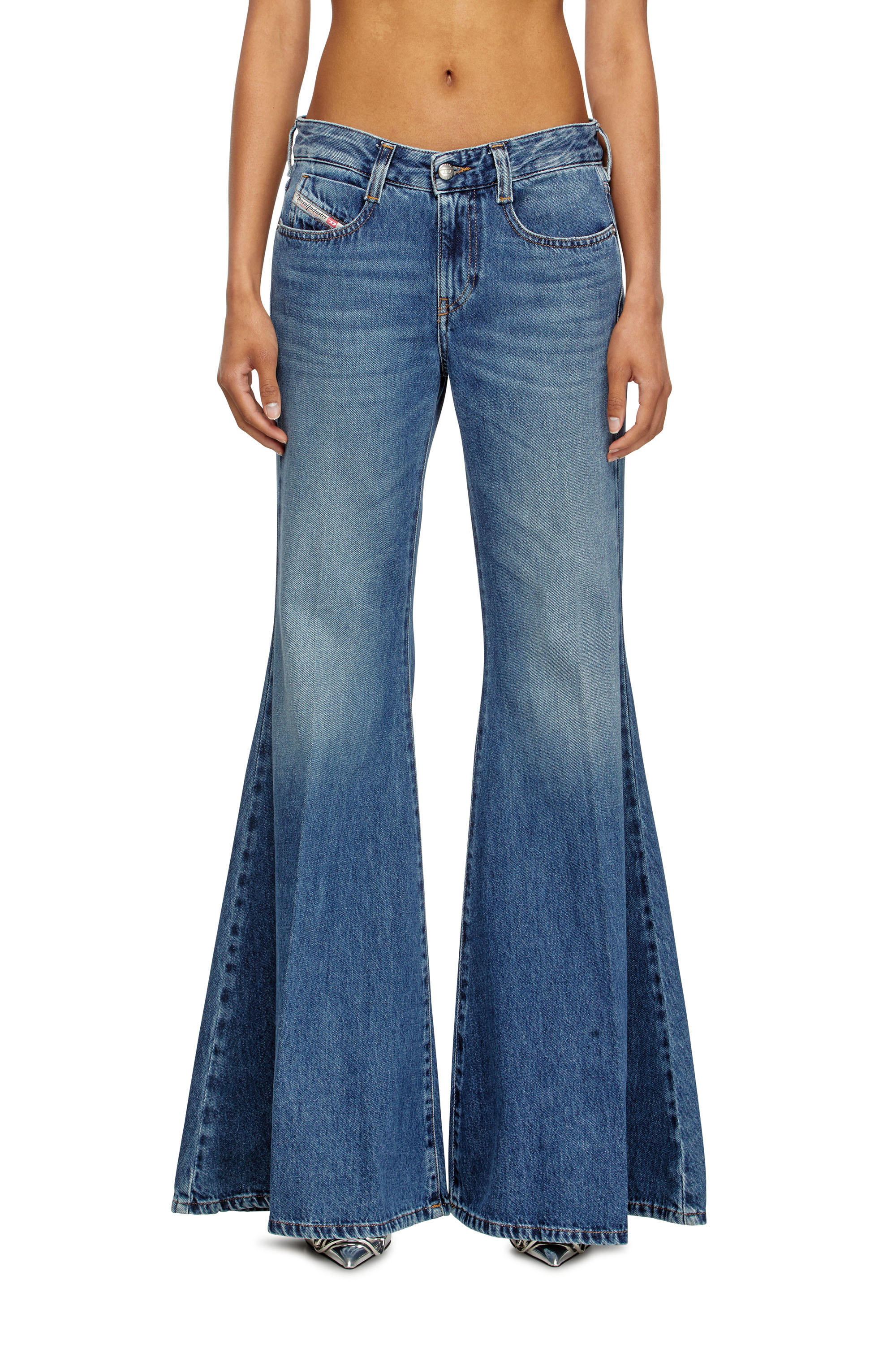 Diesel - Damen Flare Jeans 1970 D-Bleess 09M56, Mittelblau - 2