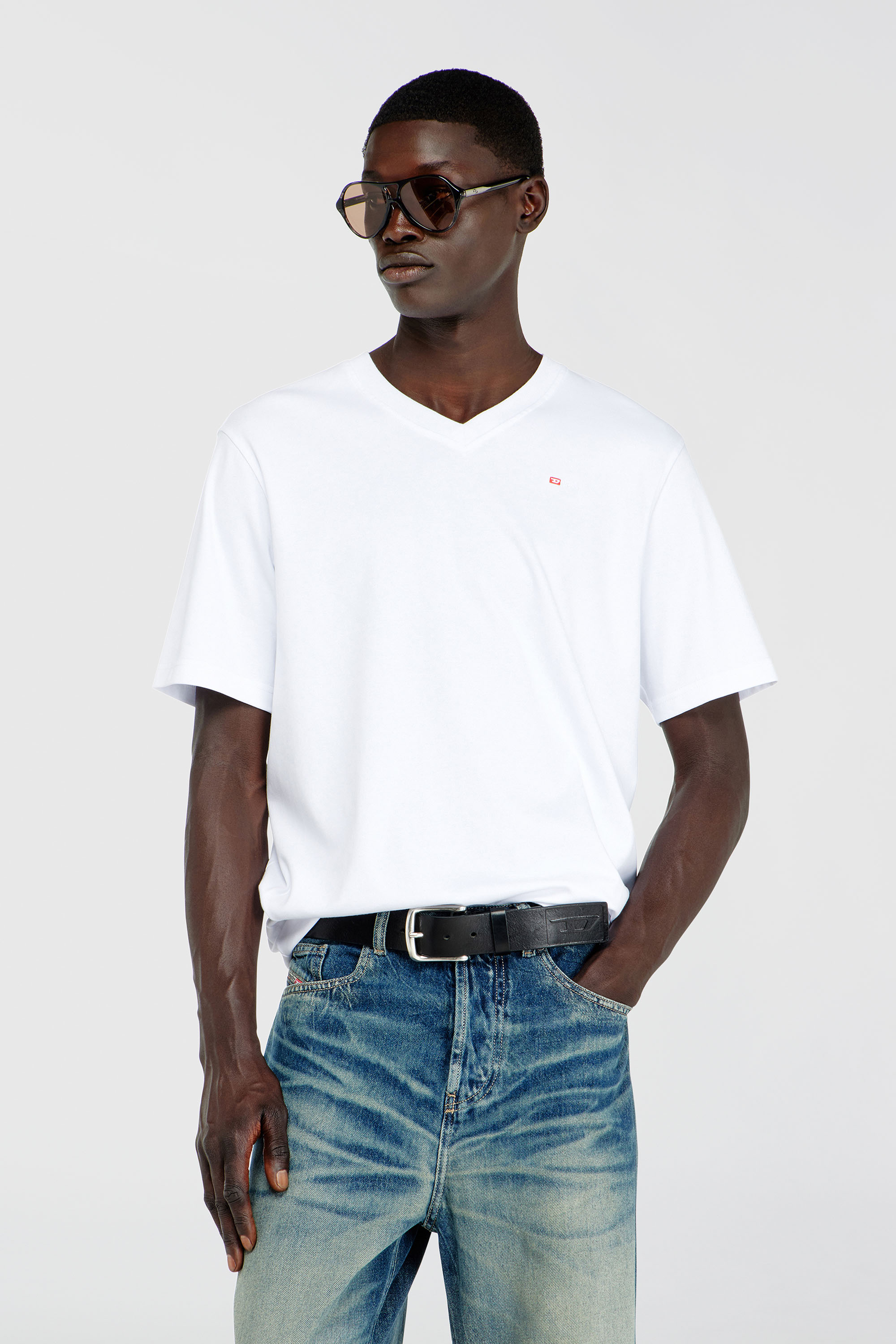 Diesel - T-ADJUST-V-MICRODIV, Herren T-Shirt mit V-Ausschnitt und Mikro-Logo-Stickerei in Wei&szlig; - 1