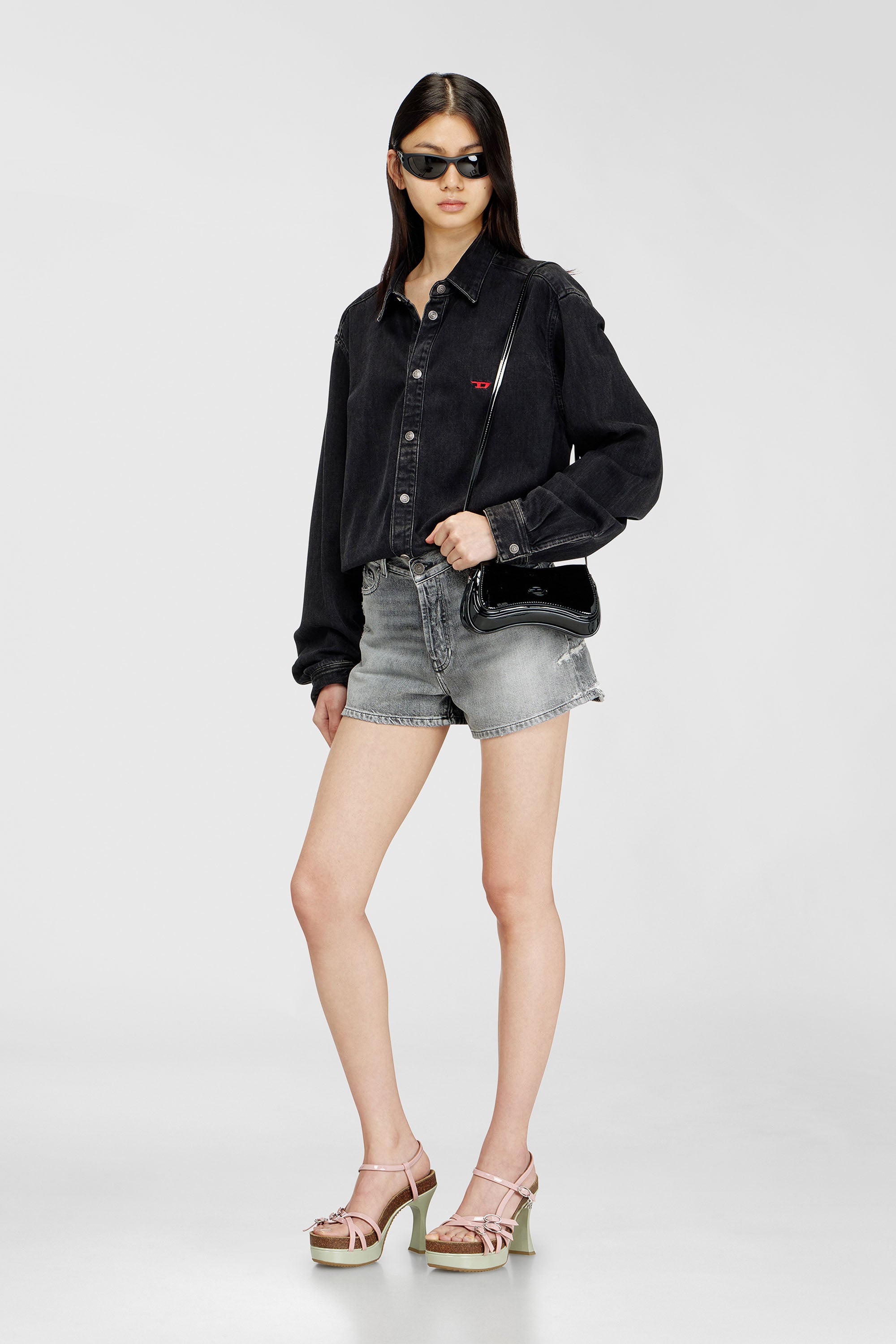 Diesel - PLAY CROSSBODY XS, Damen Play-Kleine Umh&auml;ngetasche aus gl&auml;nzend in Schwarz/Flash mirror - 2