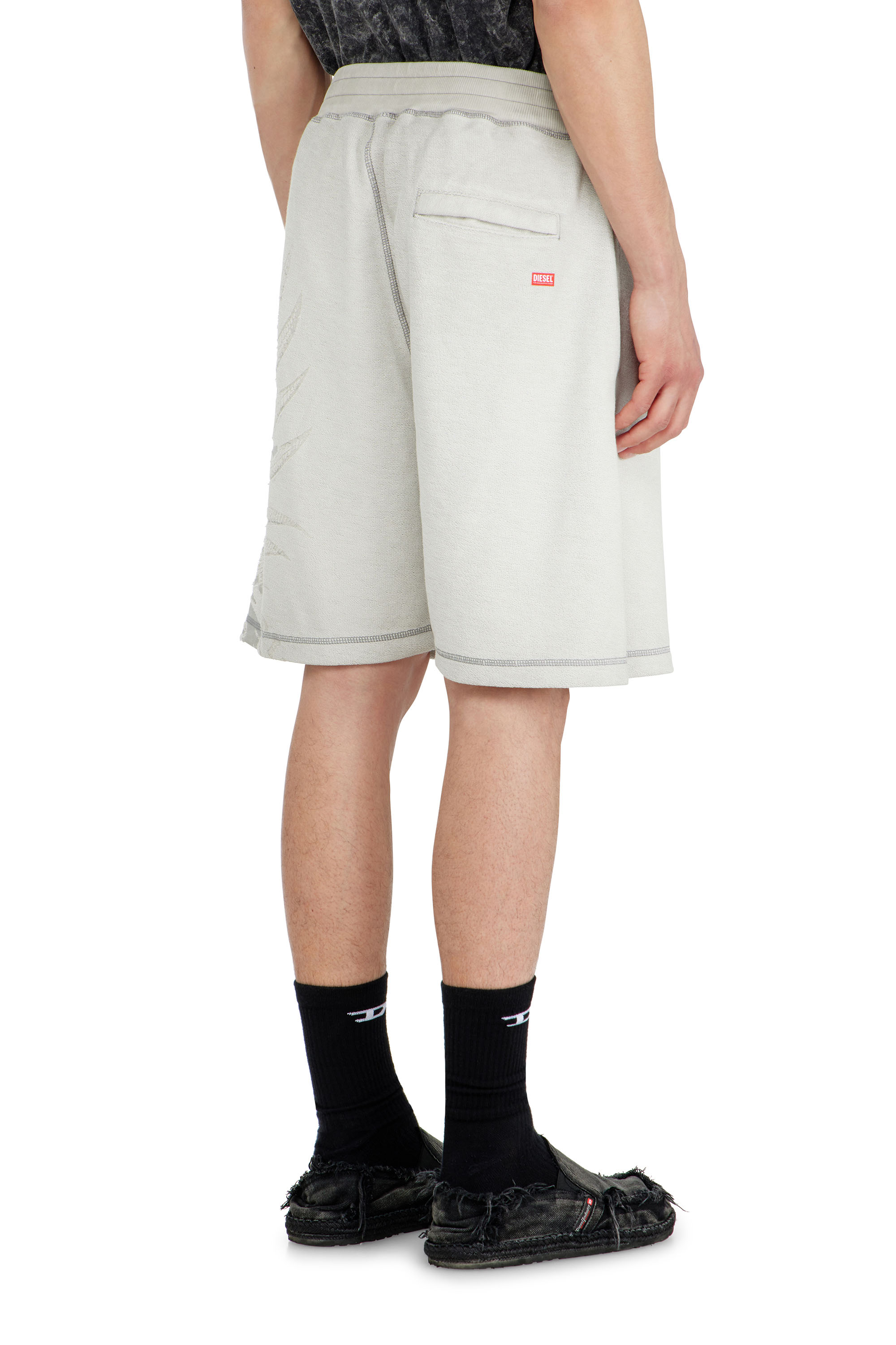 Diesel - P-RAWCROW, Herren Sweatshorts mit D&eacute;vor&eacute;-Motiven in Hellgrau - 3
