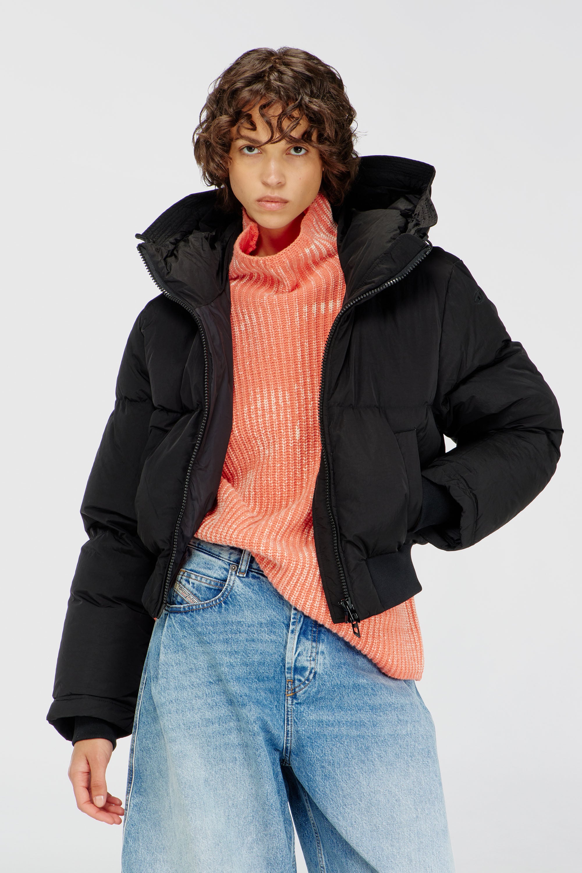 Diesel - W-PEYT-SHORT-NEW-P1, Damen Daunenjacke mit Kapuze aus Nylon in Knitter-Optik in Schwarz - 1