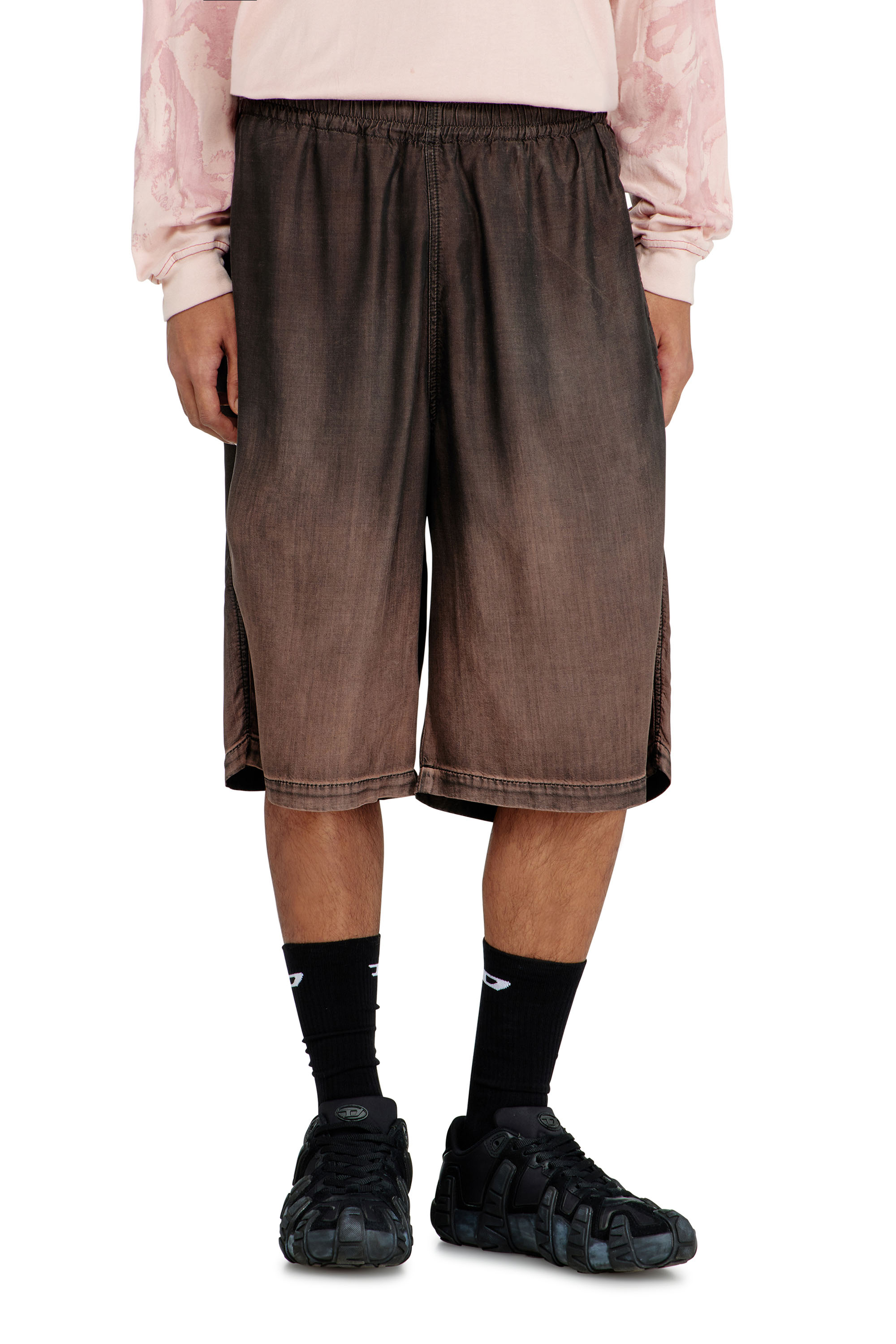 Diesel - D-RODER-SHORT-S, Unisex Lockere Bermudashorts aus flie&szlig;endem, beschichtetem Denim in Dunkelbraun - 2