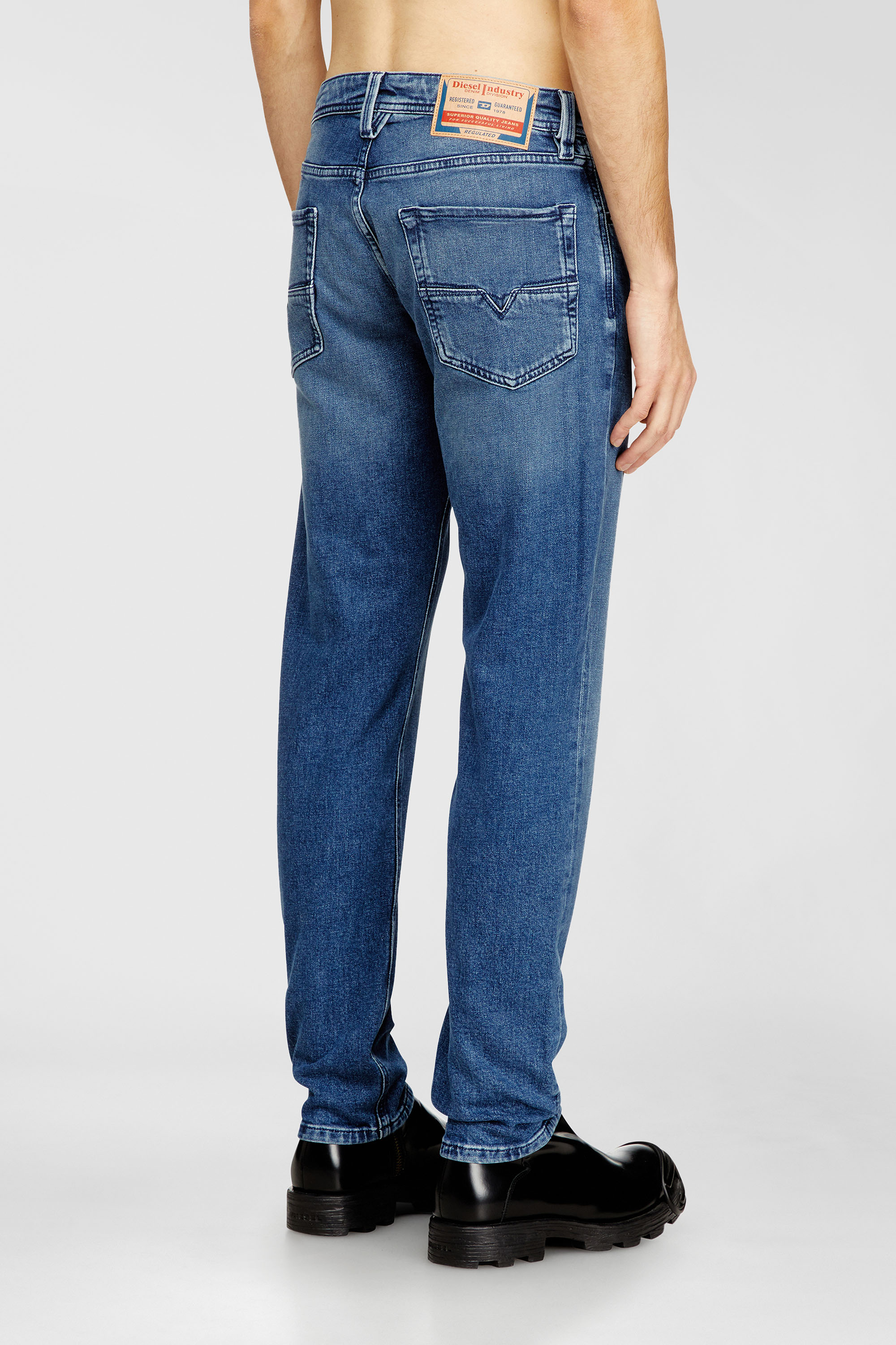 Diesel - Herren Regular Jeans 1986 Larkee-Beex 0ADBA, Mittelblau - 3