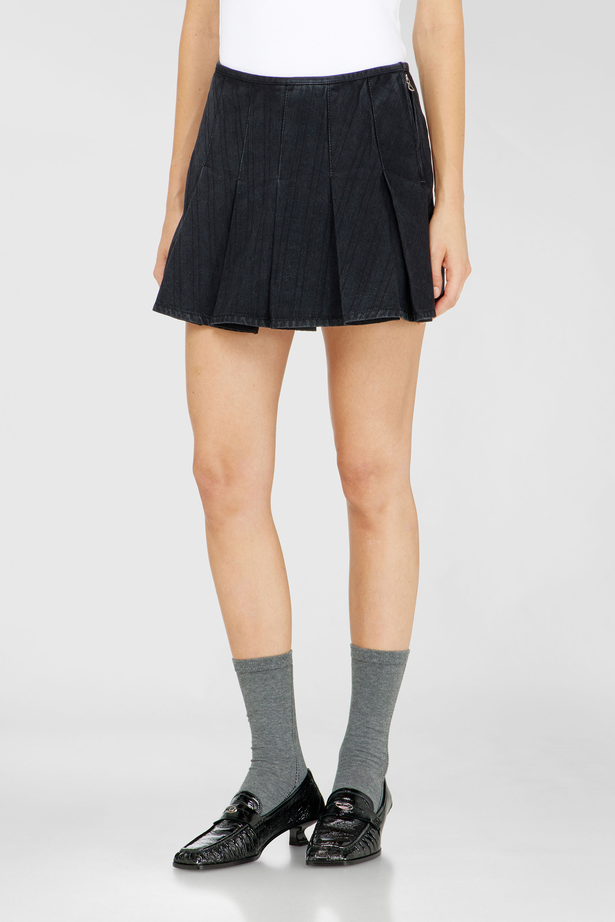 Diesel - DE-SHERO, Damen Faltenrock-Shorts aus Nadelstreifen-Denim in Schwarz - 1