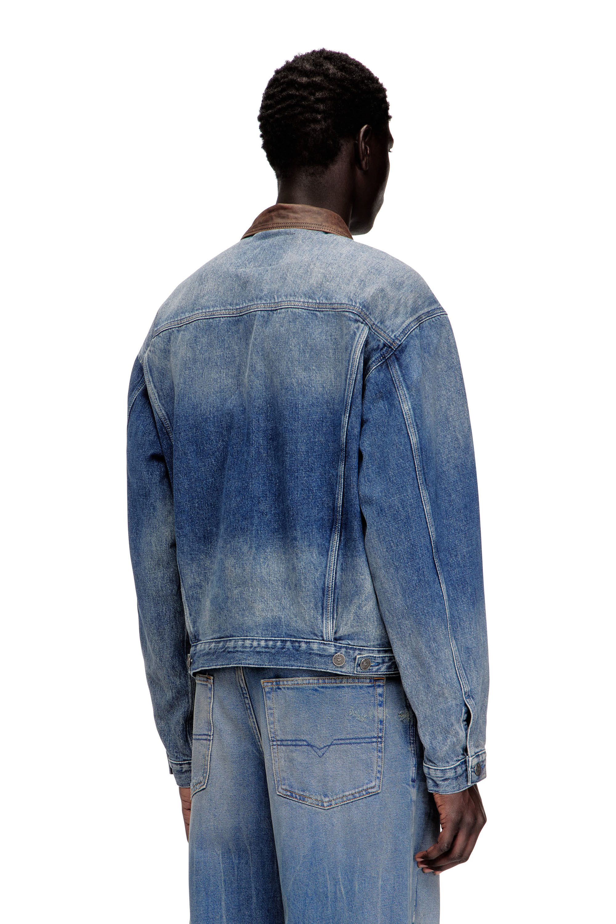 Diesel - D-DENVER-S1, Unisex Jeans-Truckerjacke mit kontrastierenden Lederbes&auml;tzen in Blau - 4