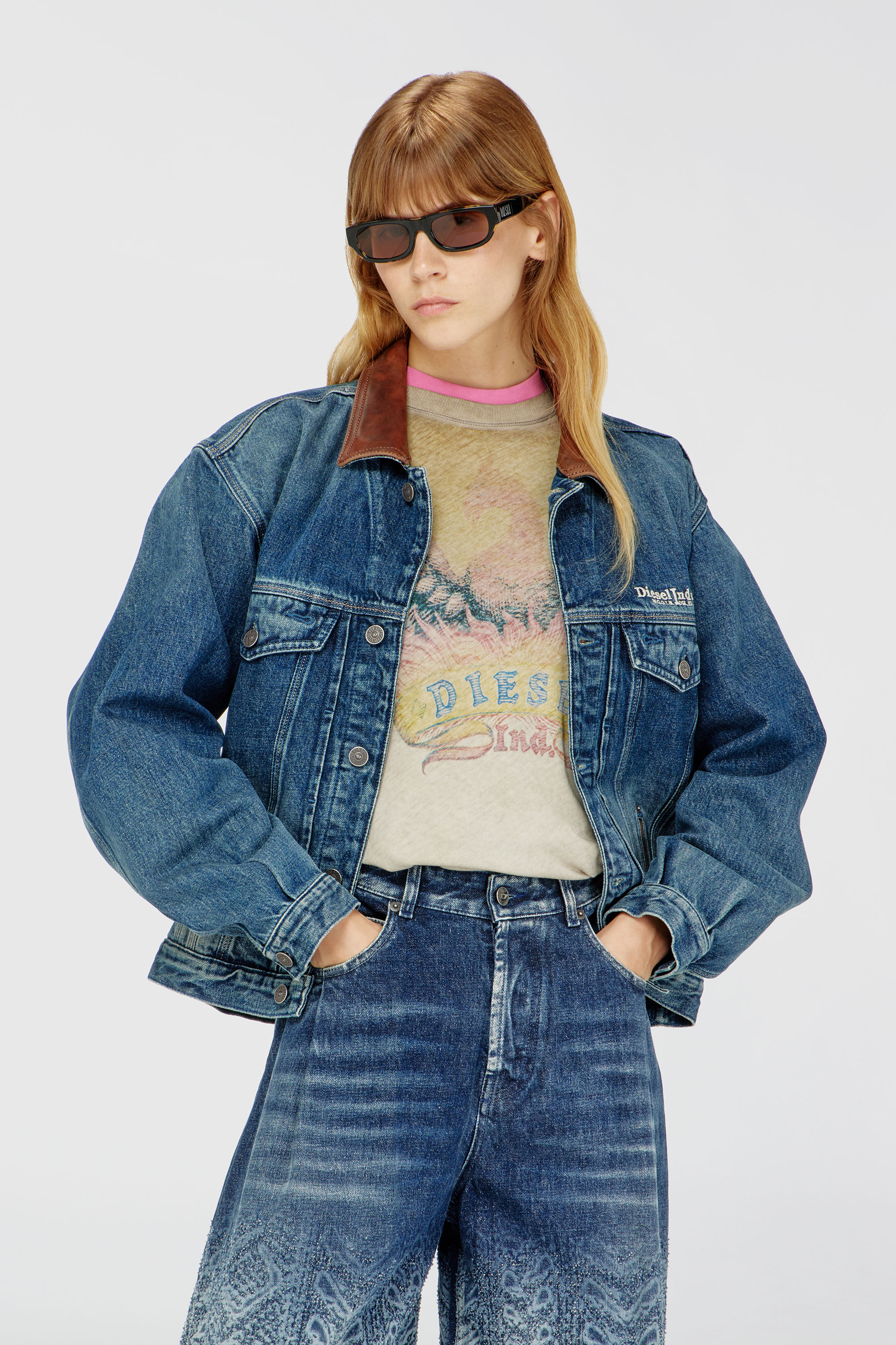 Diesel - D-DENVER-S1, Unisex Jeans-Truckerjacke mit kontrastierenden Lederbes&auml;tzen in Blau - 1