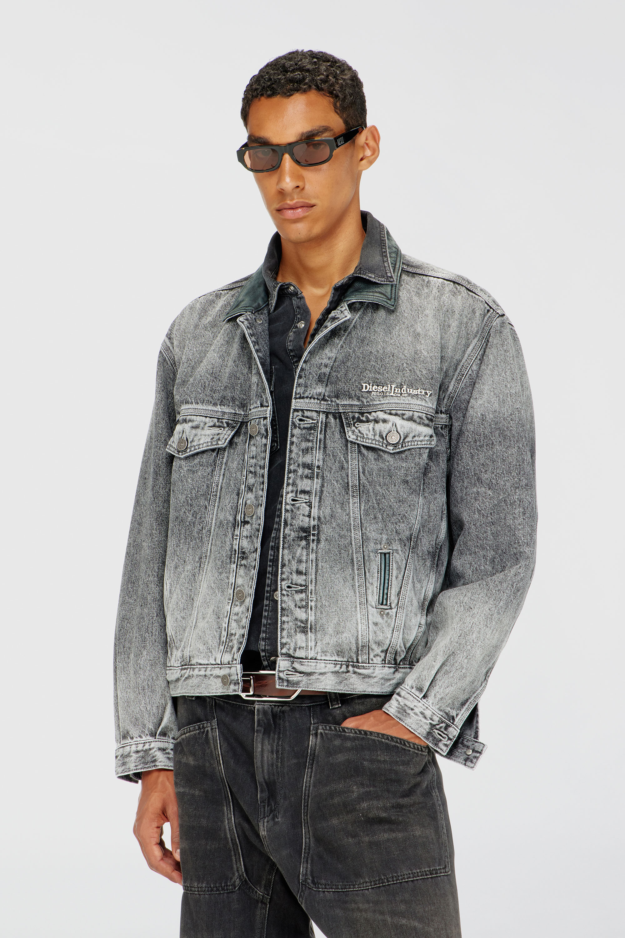 Diesel - D-DENVER-S, Unisex Denim-Truckerjacke mit tonalen Lederbes&auml;tzen in Grau - 1
