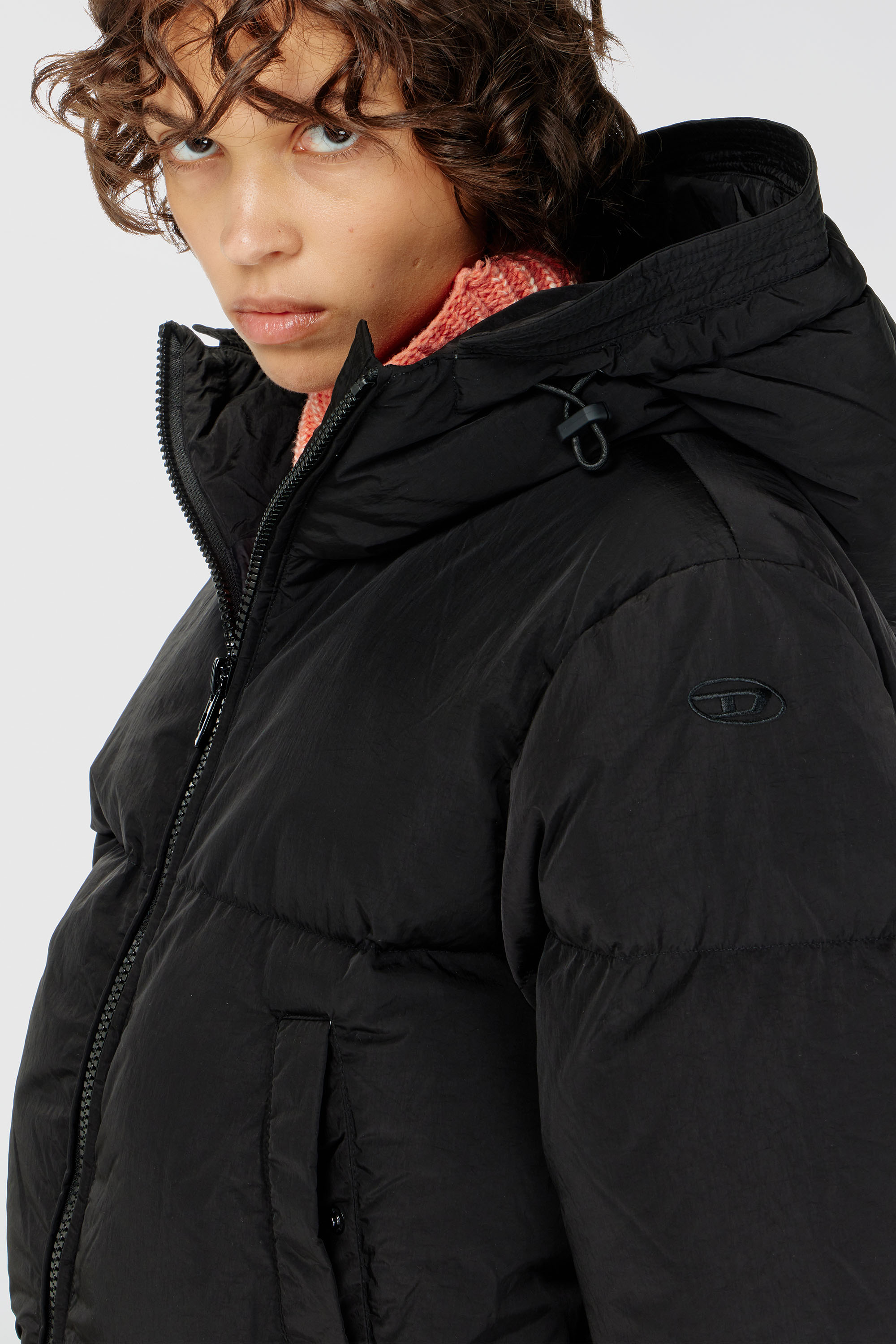 Diesel - W-PEYT-SHORT-NEW-P1, Damen Daunenjacke mit Kapuze aus Nylon in Knitter-Optik in Schwarz - 5
