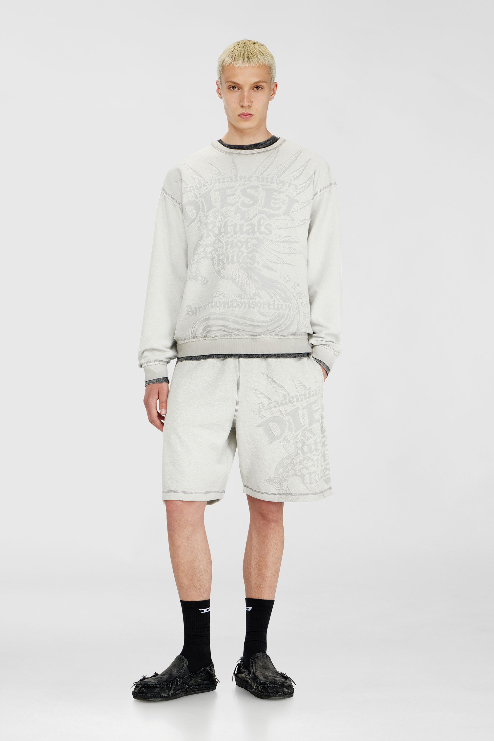 Diesel - P-RAWCROW, Herren Sweatshorts mit D&eacute;vor&eacute;-Motiven in Hellgrau - 1