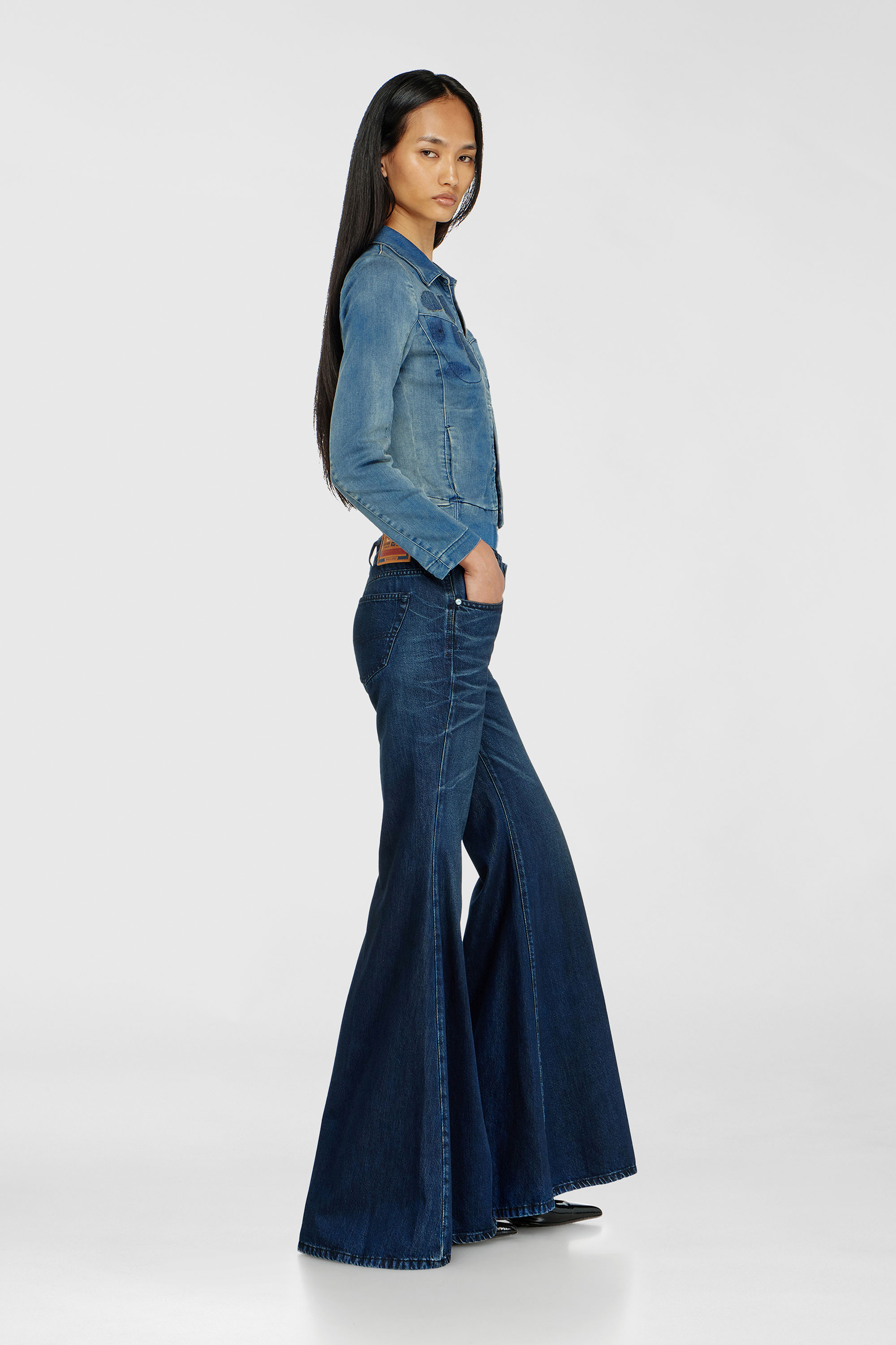 Diesel - Damen Flare Jeans 1970 D-Bleess 09N21, Dunkelblau - 2