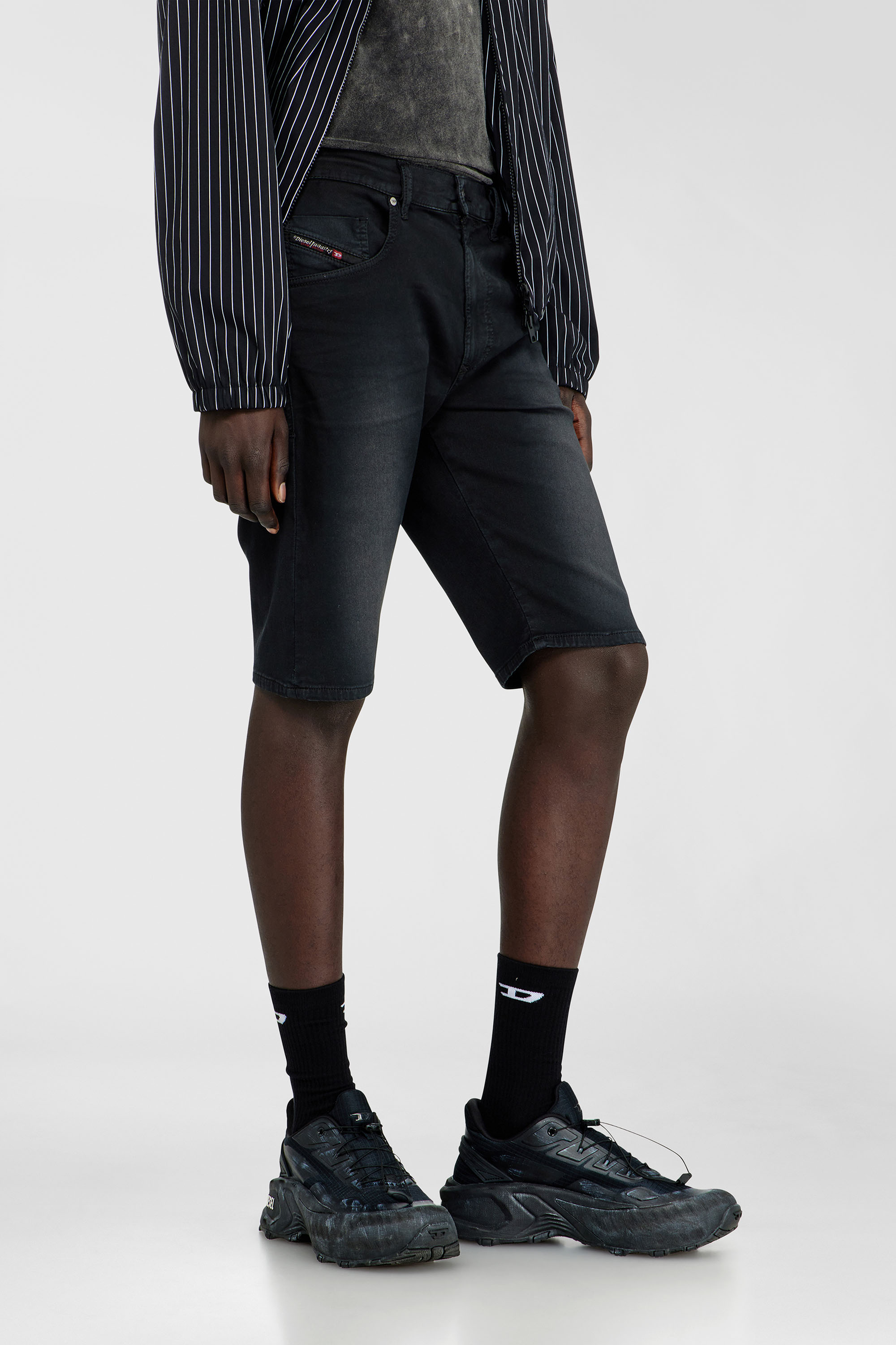 Diesel - 2033 D-KROOLEY-SHORT-BW JOGG, Herren Slim shorts aus farbigem denim in Schwarz - 5
