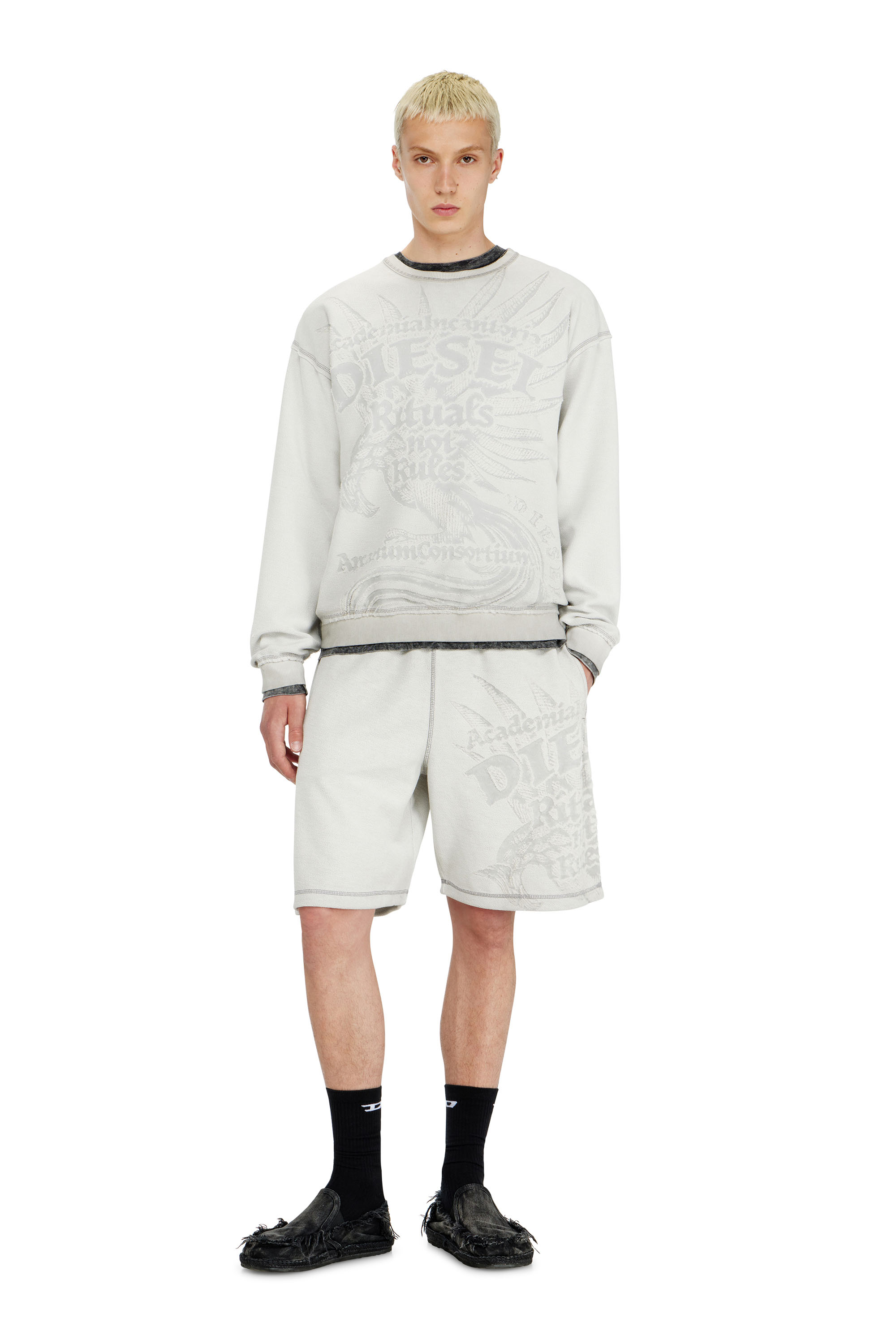 Diesel - P-RAWCROW, Herren Sweatshorts mit D&eacute;vor&eacute;-Motiven in Hellgrau - 1
