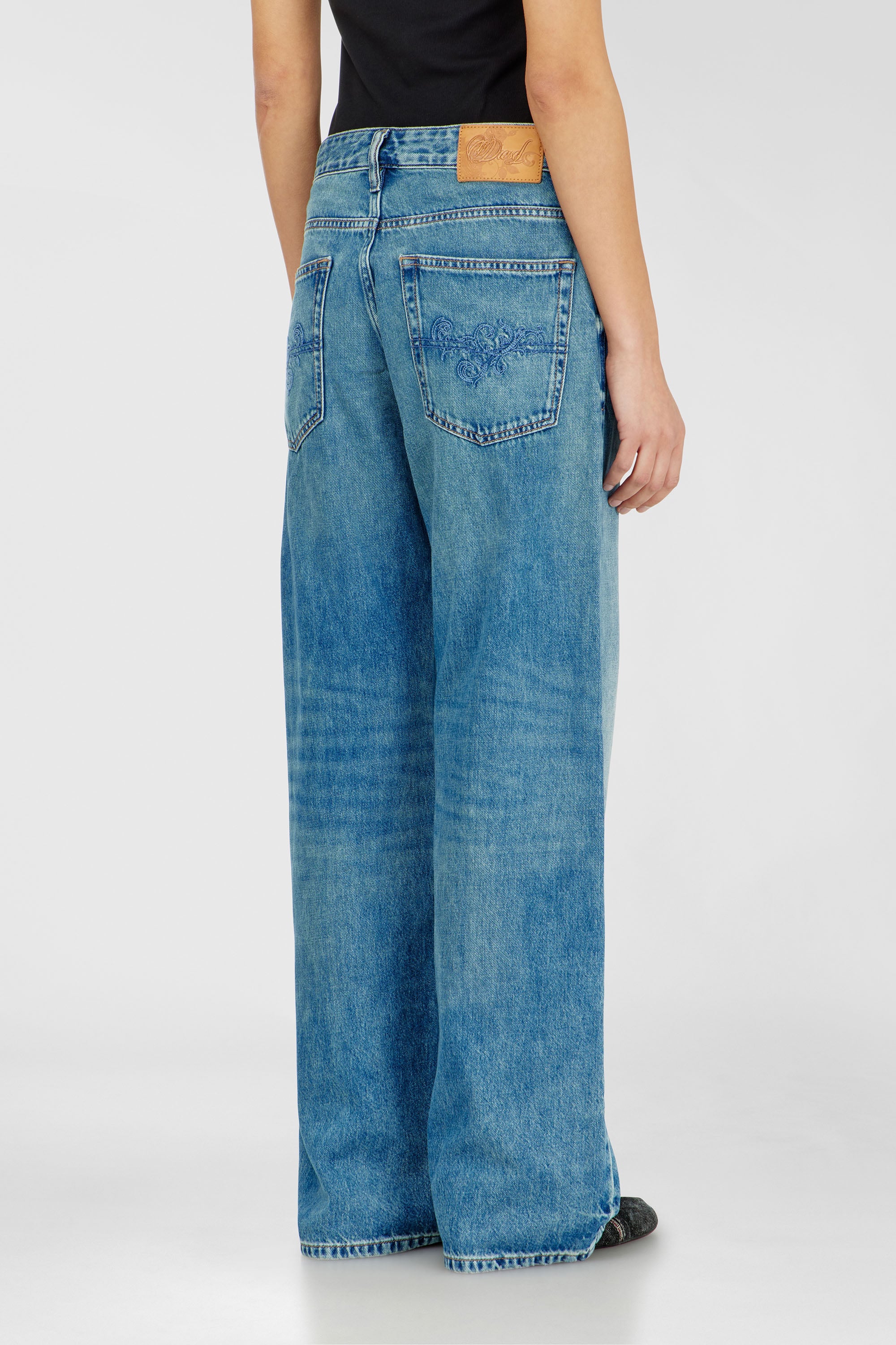 Diesel - Damen Relaxed Jeans 1990 D-Waigee 0TJDI, Mittelblau - 2