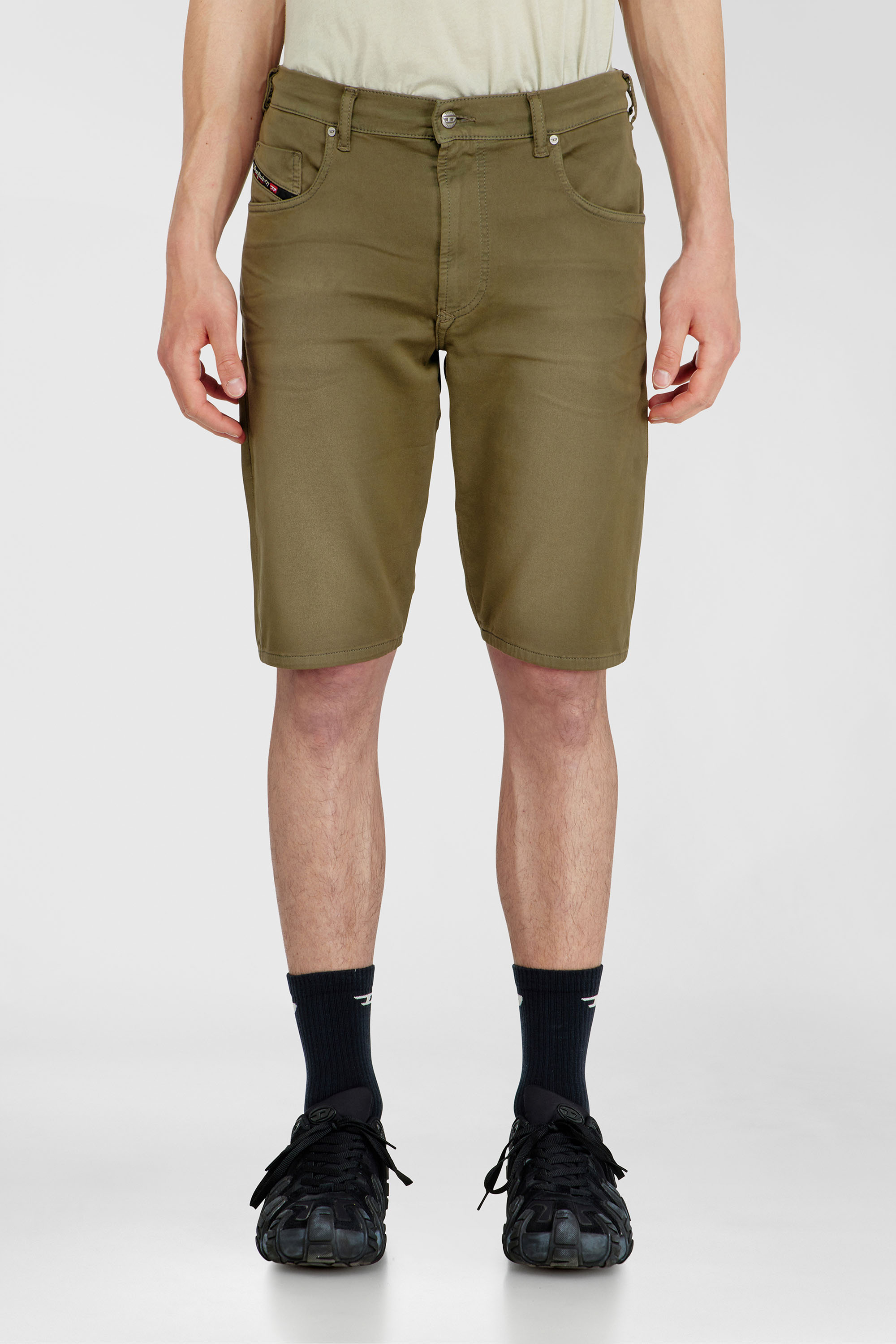 Diesel - 2033 D-KROOLEY-SHORT-BW JOGG, Herren Slim shorts aus farbigem denim in Armeegr&uuml;n - 3