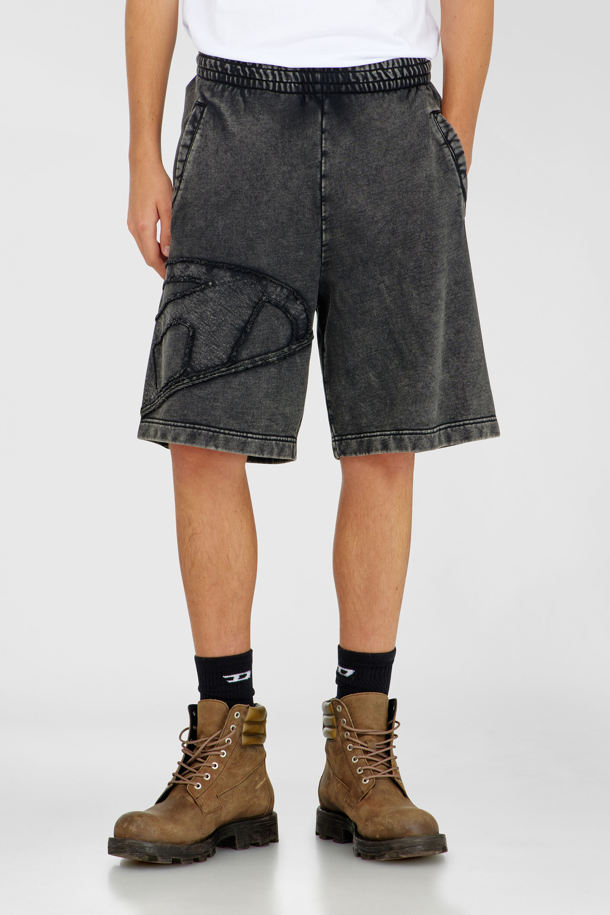 Diesel - P-CROW-MEGCUT, Herren Sweatshorts mit sectioned Oval D Logo in Schwarz - 3