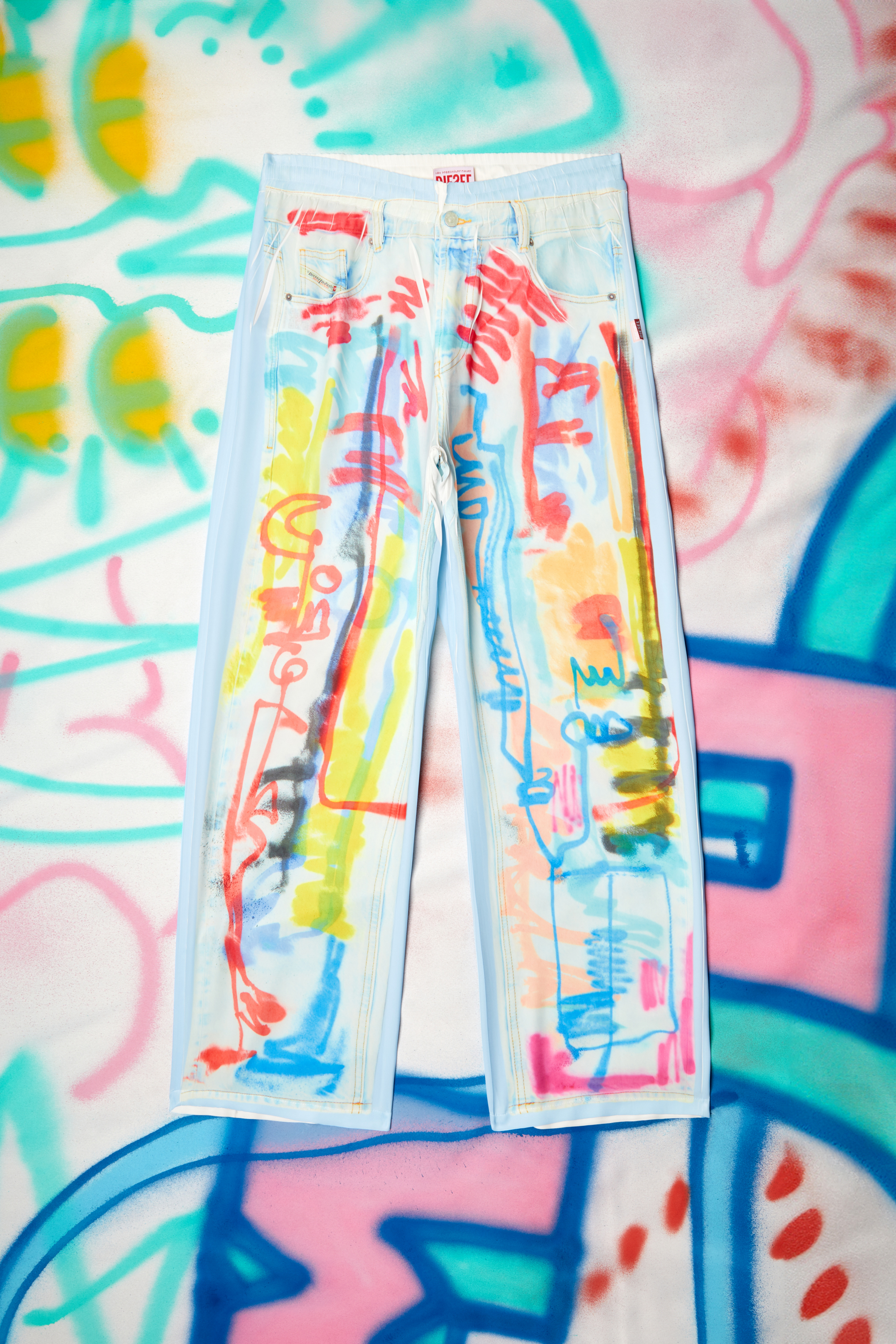 Diesel - P-AFTER-GRAFFITI-AFR, Unisex Hose im relaxed Fit mit Graffiti-Print in Blau/Weiss - 3