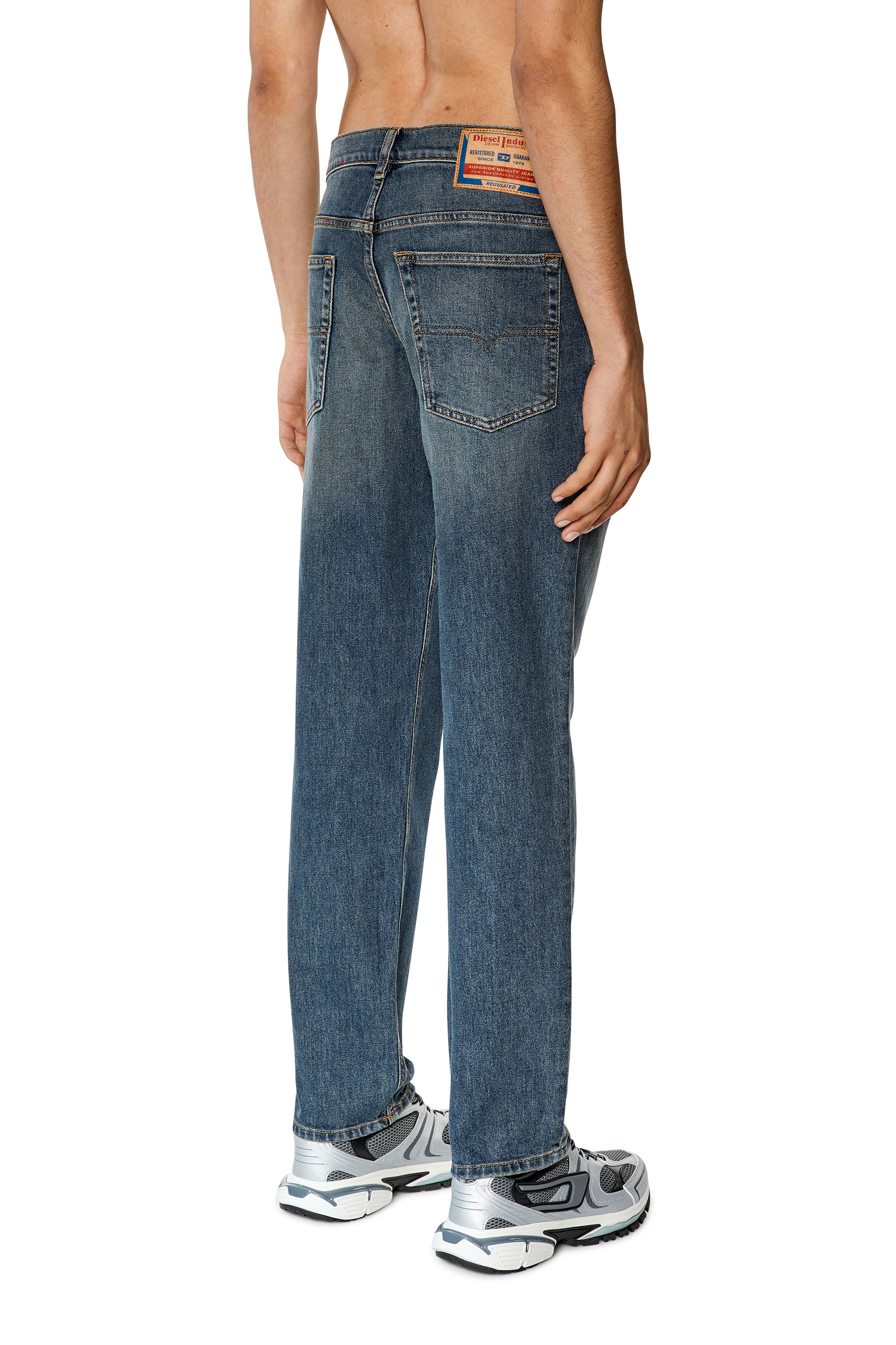 Diesel - Tapered Jeans 2023 D-Finitive 09F74, Mittelblau - Image 2
