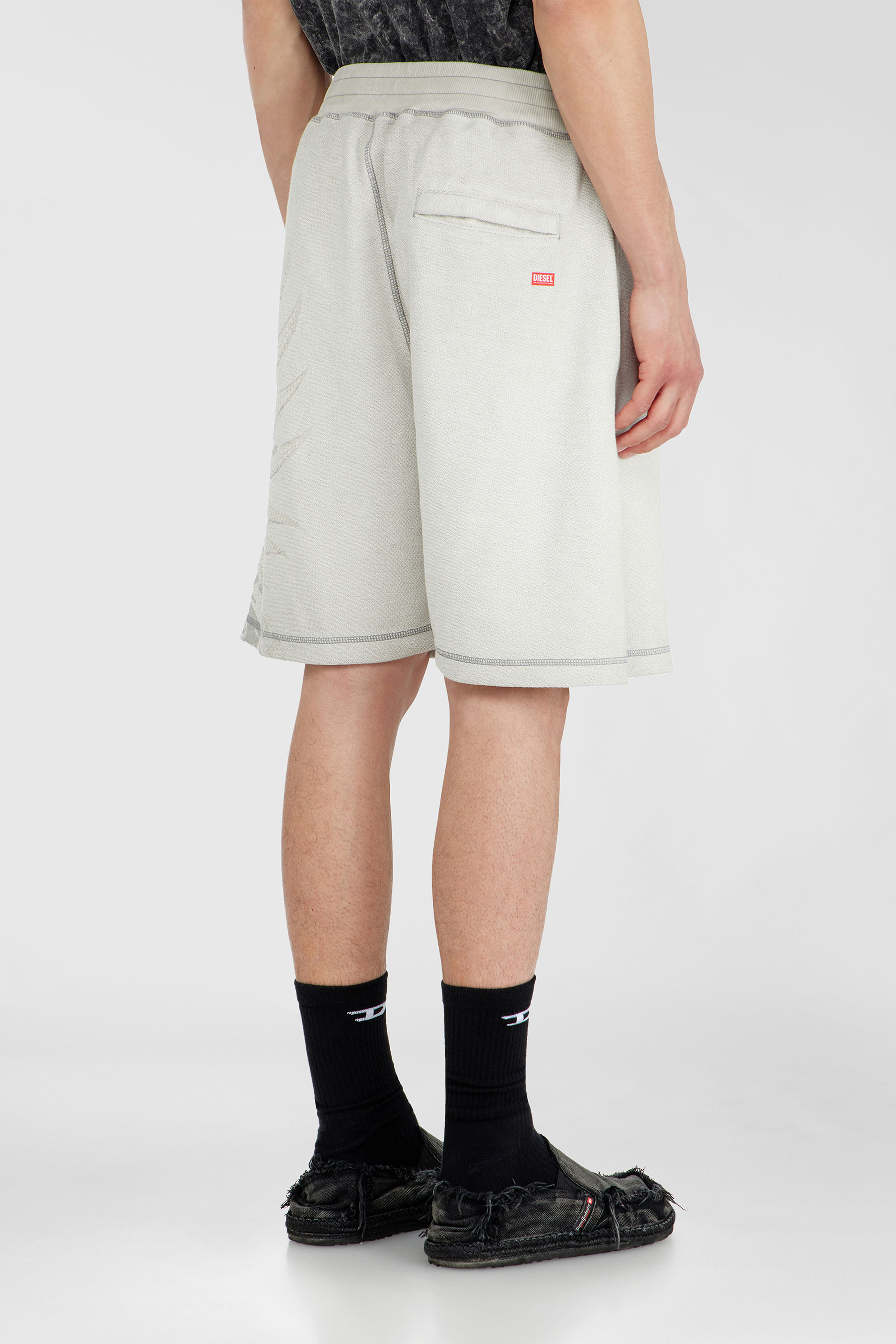 Diesel - P-RAWCROW, Herren Sweatshorts mit D&eacute;vor&eacute;-Motiven in Hellgrau - 4