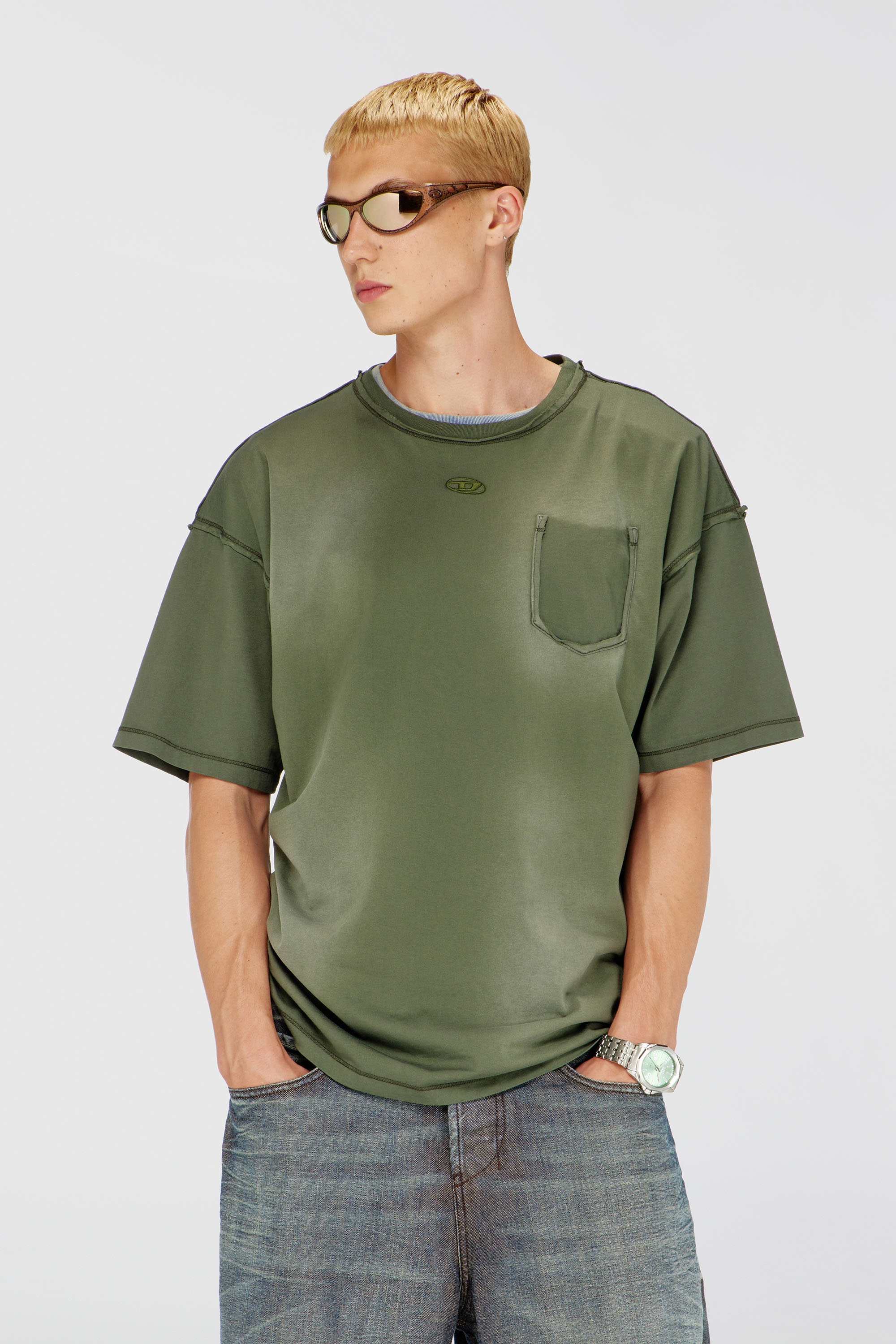 Diesel - T-POCK, Herren Verwaschenes T-Shirt mit zerrissener Brusttasche in Armeegr&uuml;n - 3