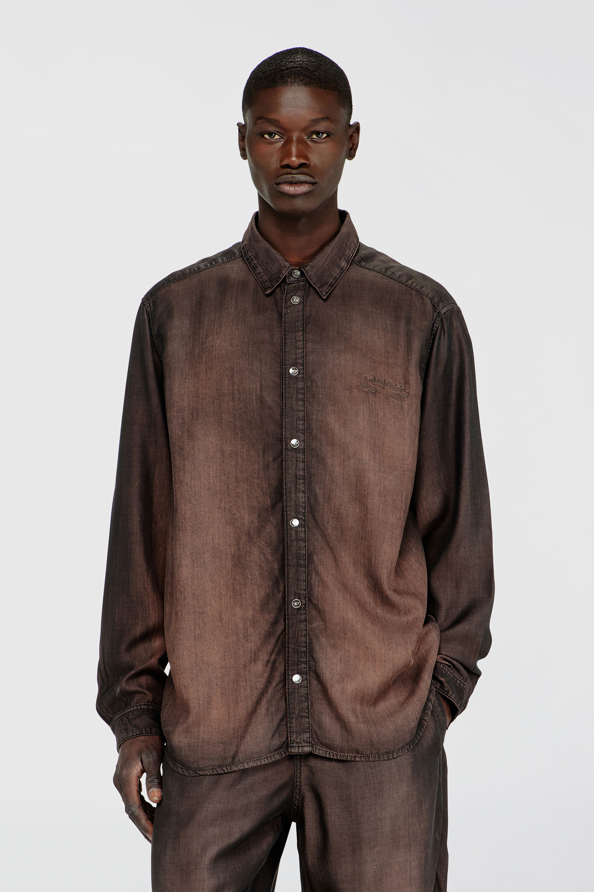 Diesel - D-SIMPLY-S16, Herren Hemd aus flie&szlig;endem, beschichtetem Denim in Braun - 1