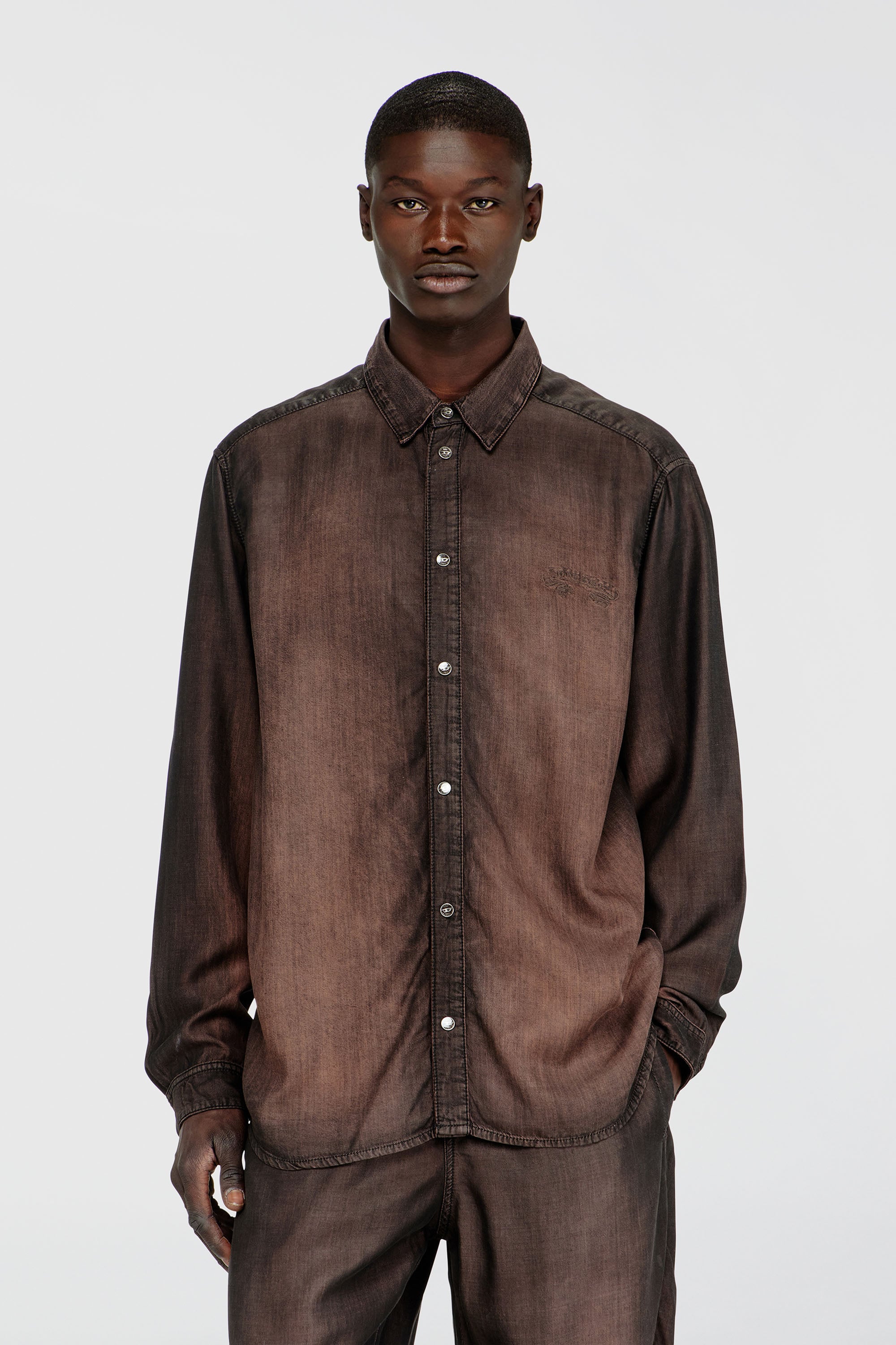 Diesel - D-SIMPLY-S16, Herren Hemd aus flie&szlig;endem, beschichtetem Denim in Braun - 3