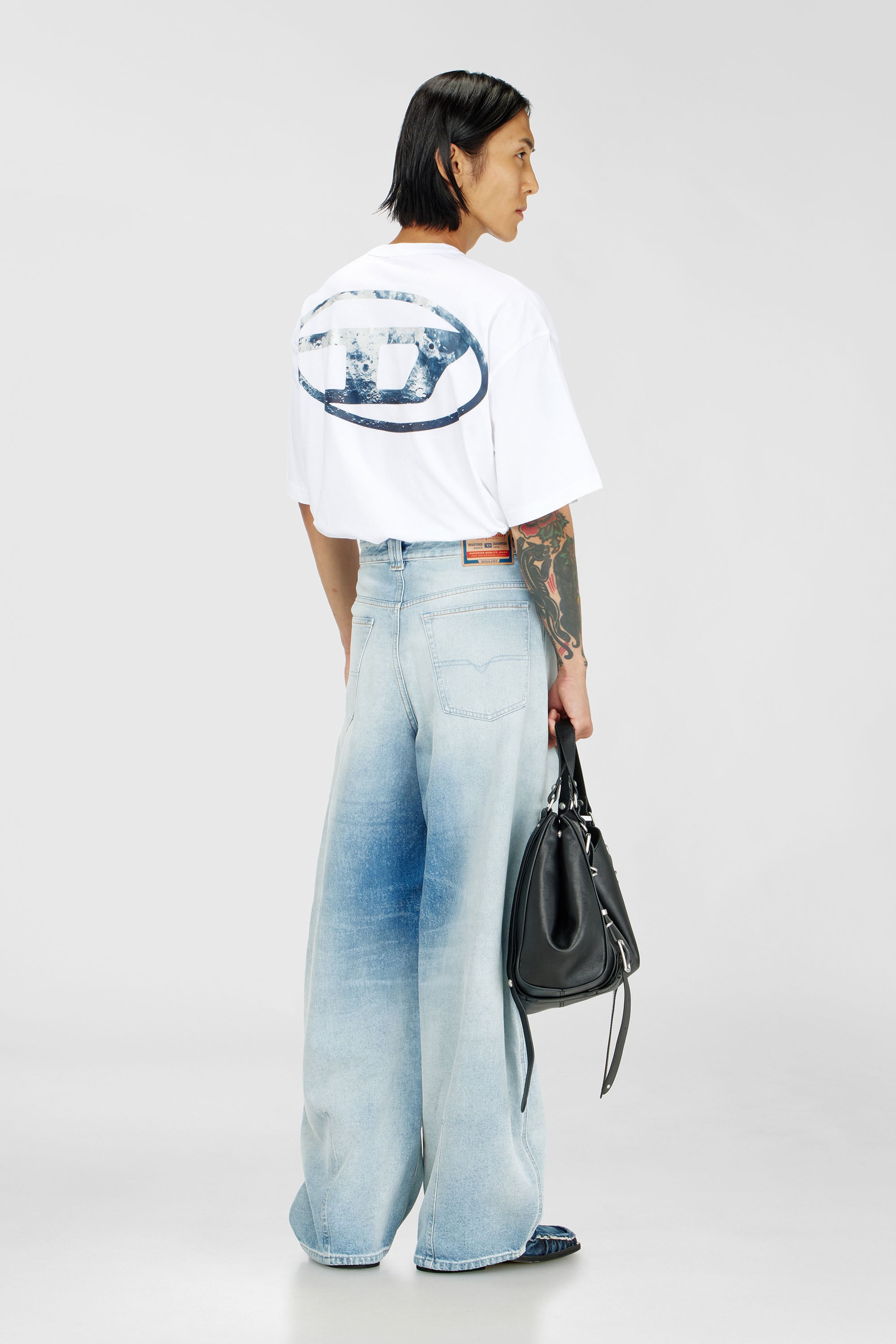 Diesel - T-WASH-MOON-T92, Herren T-Shirt aus Baumwolle mit Oval D Logo und Grafik in Wei&szlig; - 2