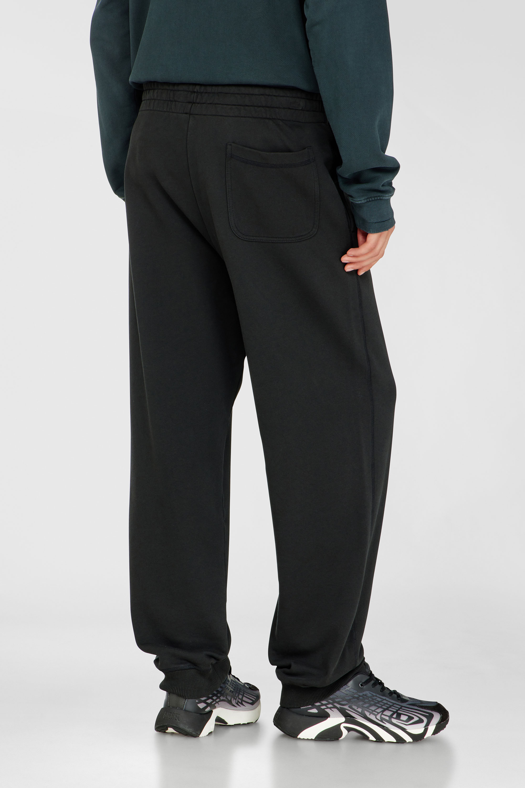 Diesel - P-MARKY-IOD, Herren Baumwollsweatpants mit metallischem Oval D in Schwarz - 4