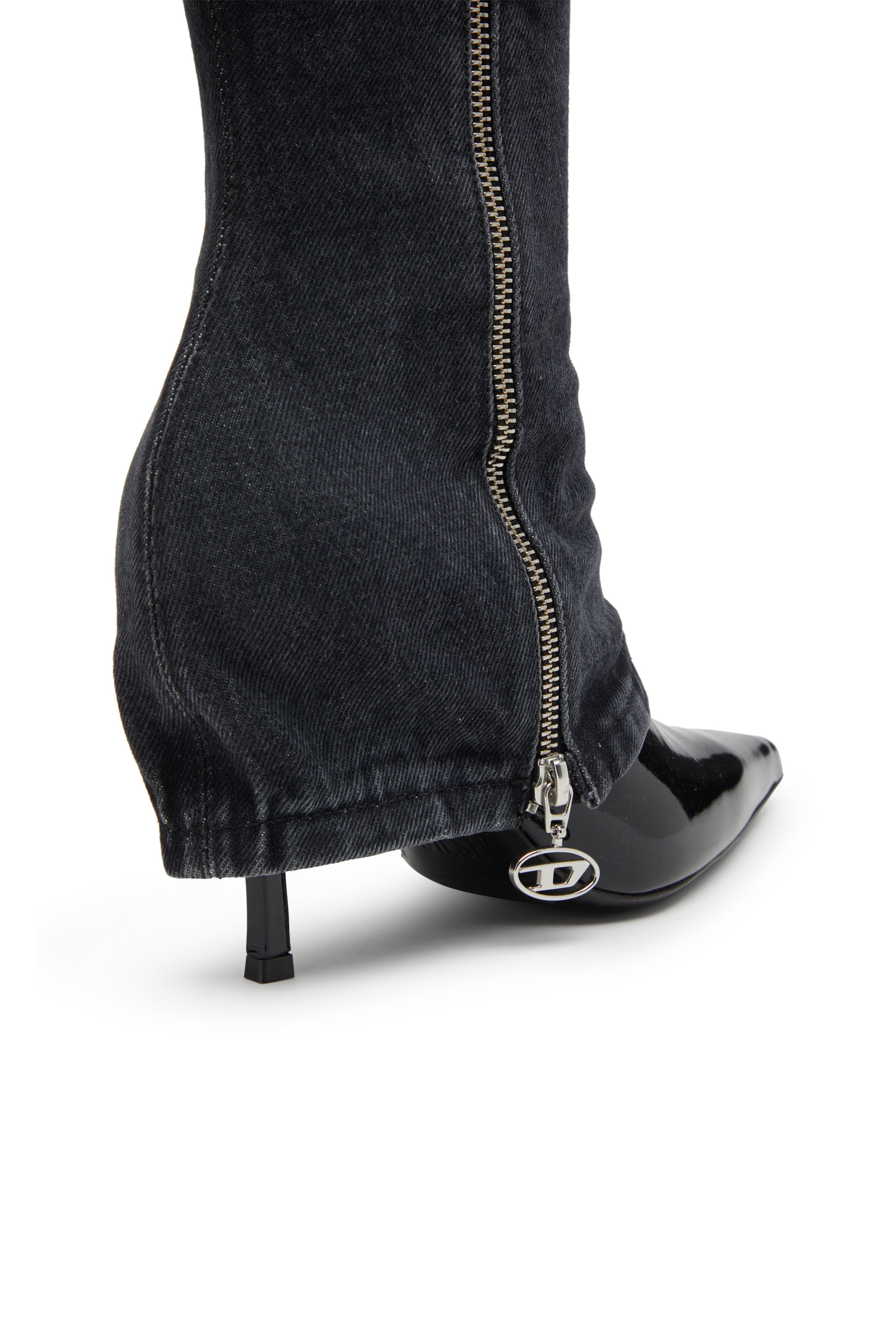 Diesel - D-VENUS TWISTED BOOT, Damen D-Venus-Stiletto-Kniestiefel mit Jeans-Trompe l'œil in Schwarz - 4