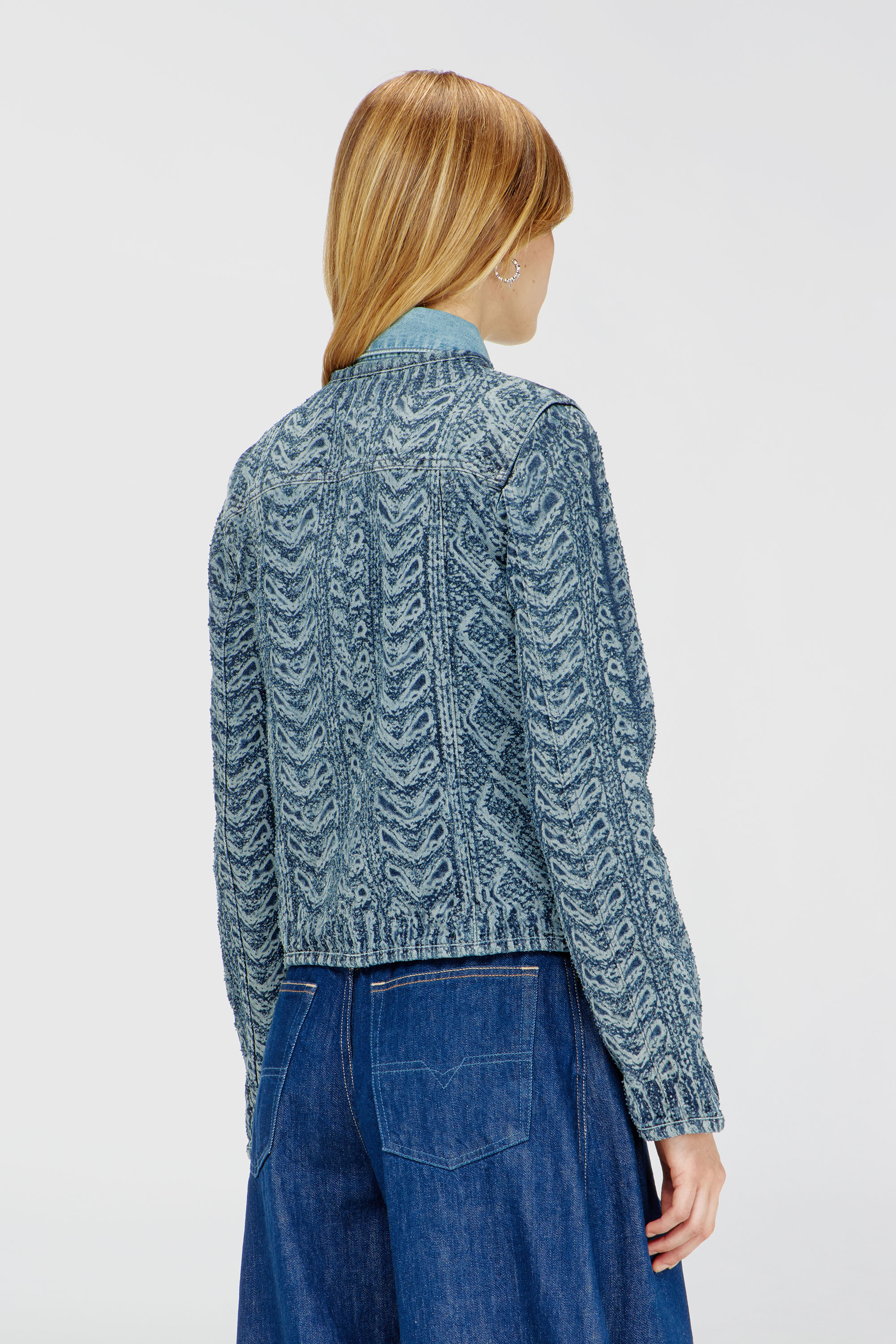 Diesel - DE-GRAFY-S2, Damen Kragenlose Jacke aus Denim mit Zopfmuster-Effekt in Mittelblau - 4