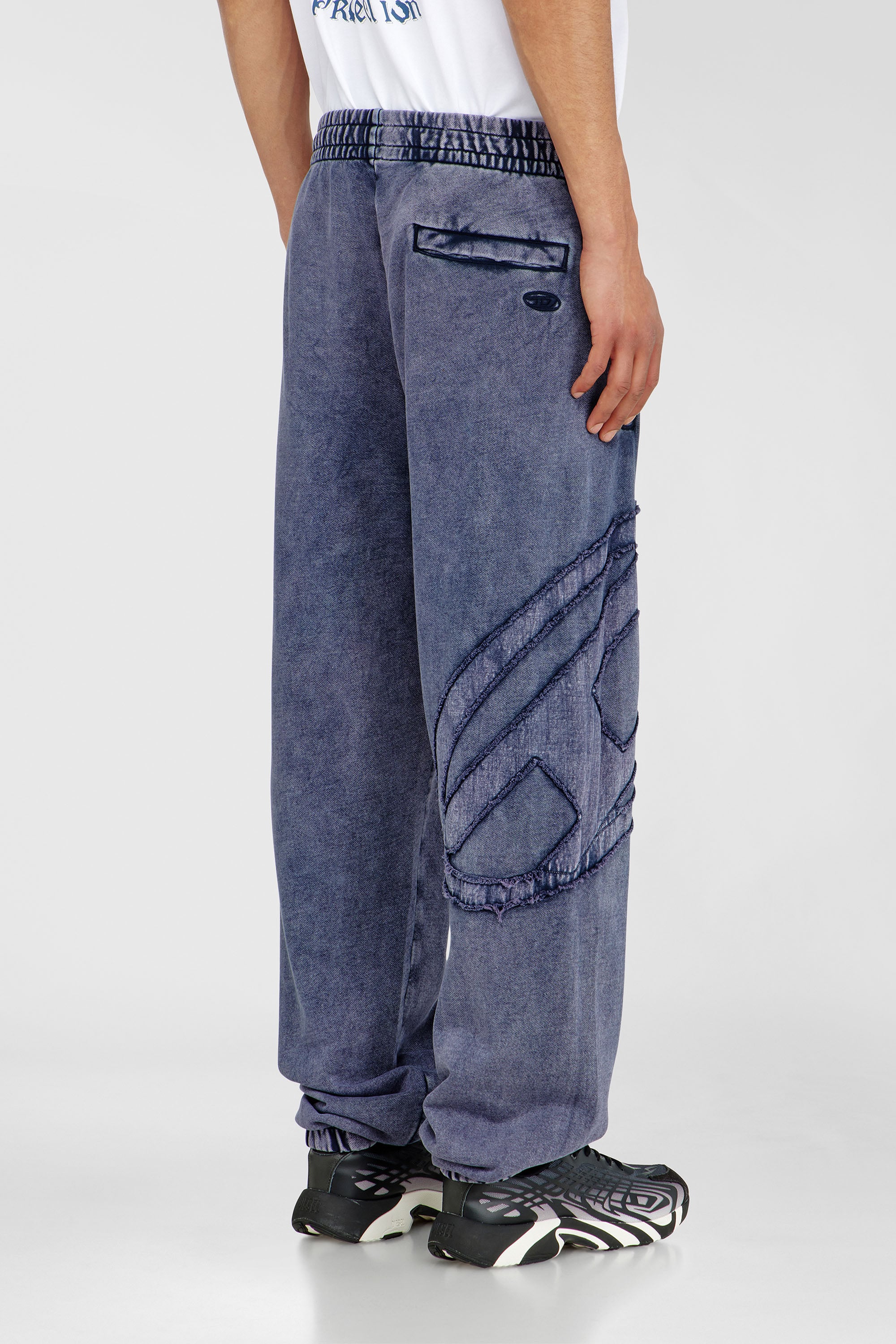 Diesel - P-MARKY-DEN, Herren Jogginghose aus Bio-Baumwolle mit ovalem D-Patch in Indigoblau - 4