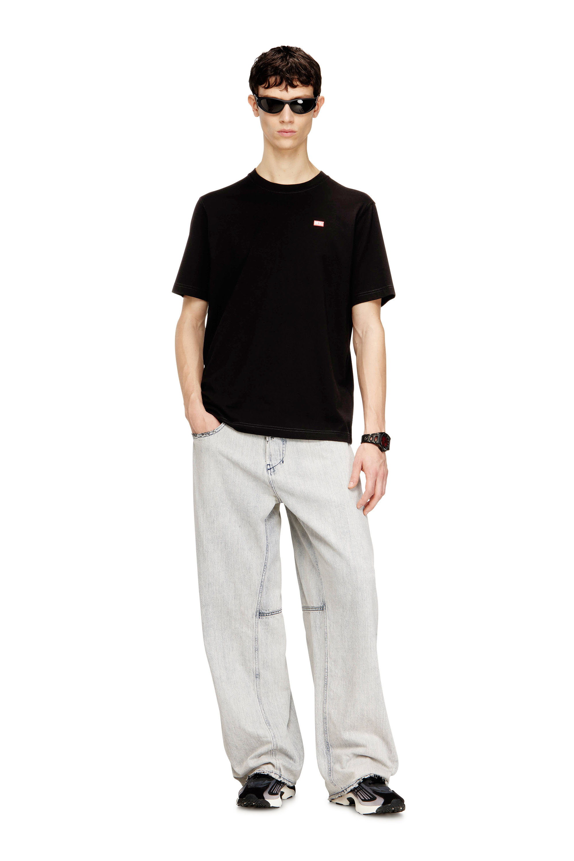 Diesel - T-ADJUST-V10, Herren Regul&auml;res T-Shirt mit Diesel-Patch und Fotoprint in Schwarz - 2