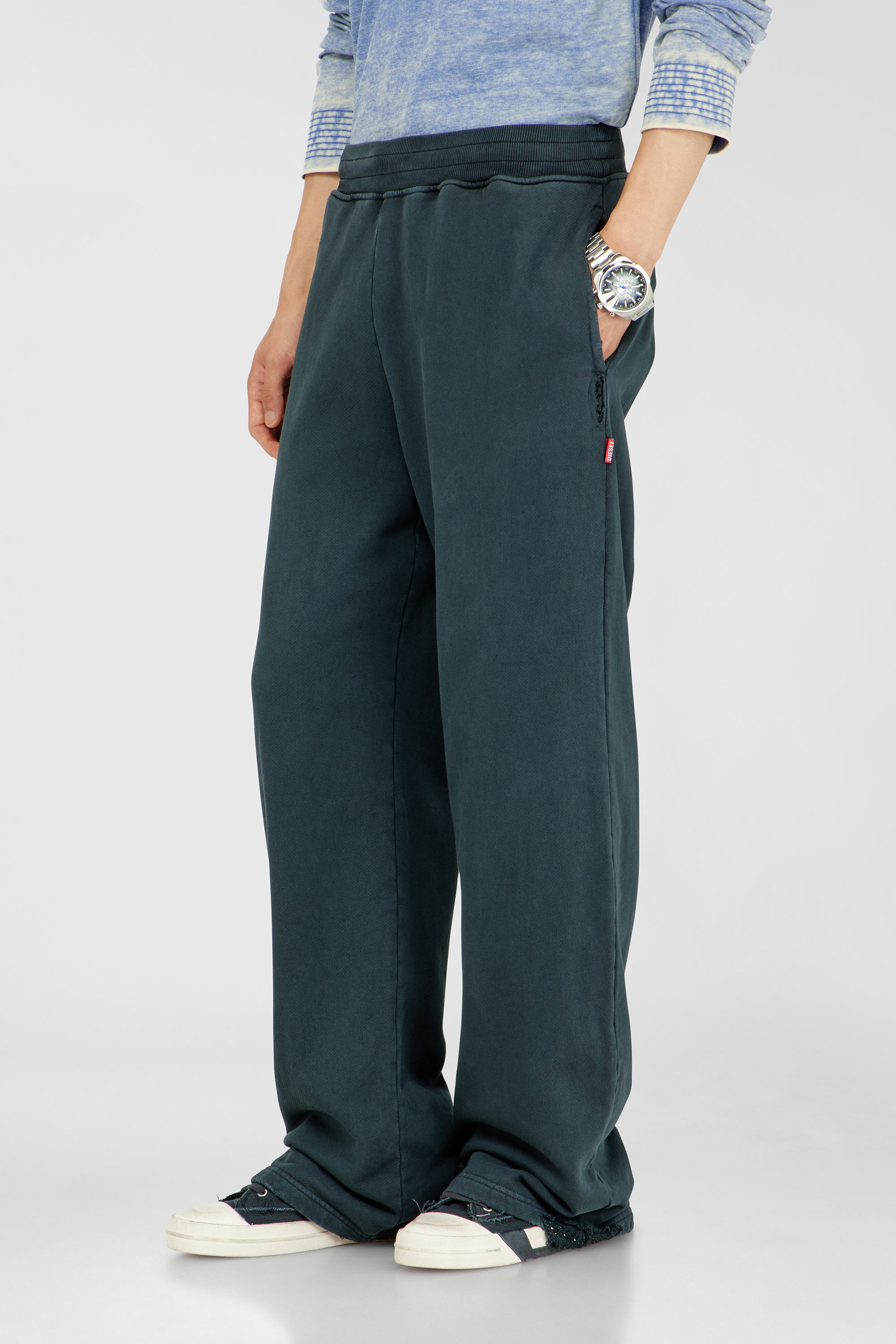Diesel - P-MARTAINS-CRYSTALS, Herren Verwaschene Sweatpants mit Kristalldetails in Dunkelgr&uuml;n - 3